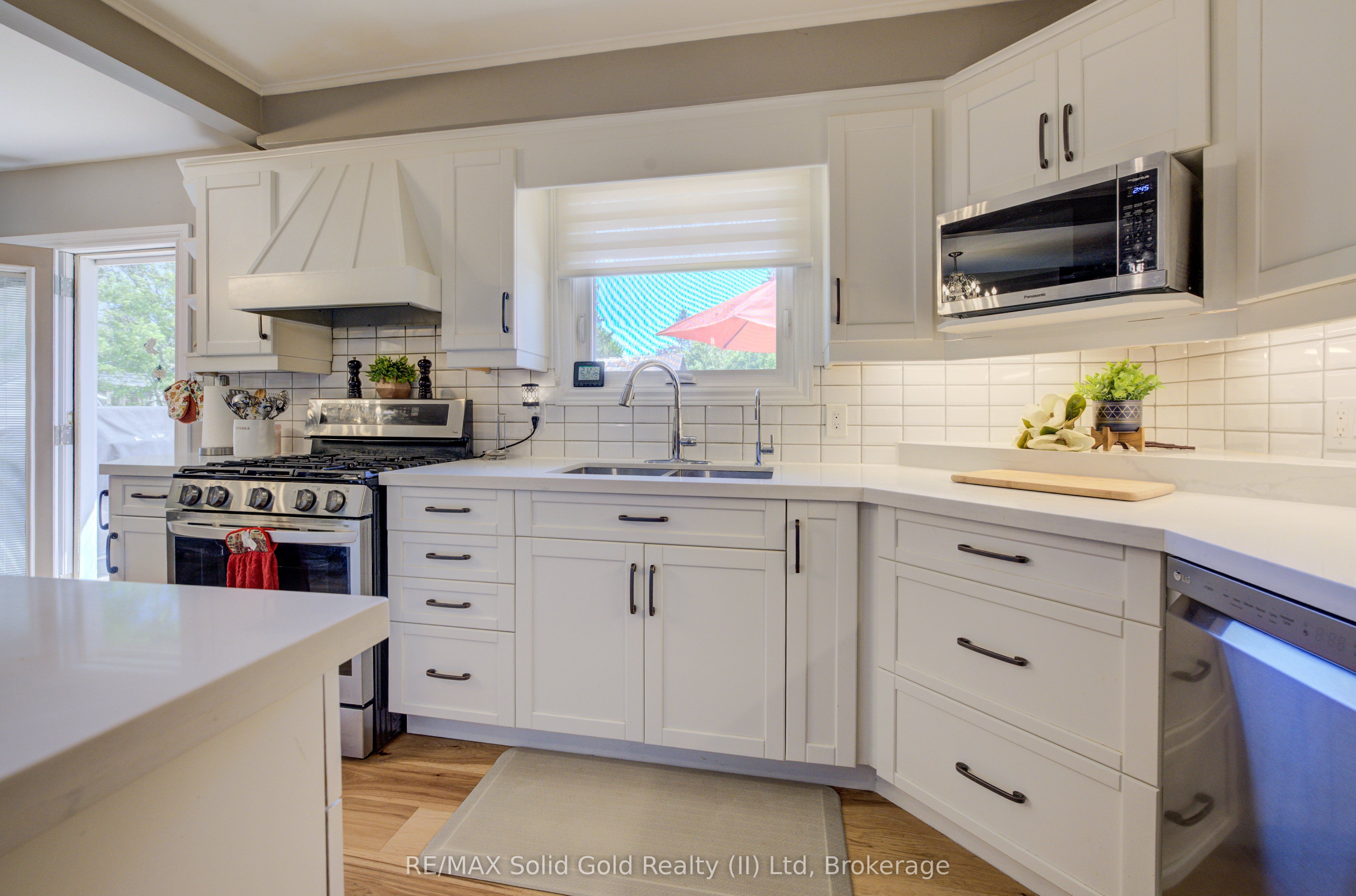 1076 Henry Street Property Photo 10
