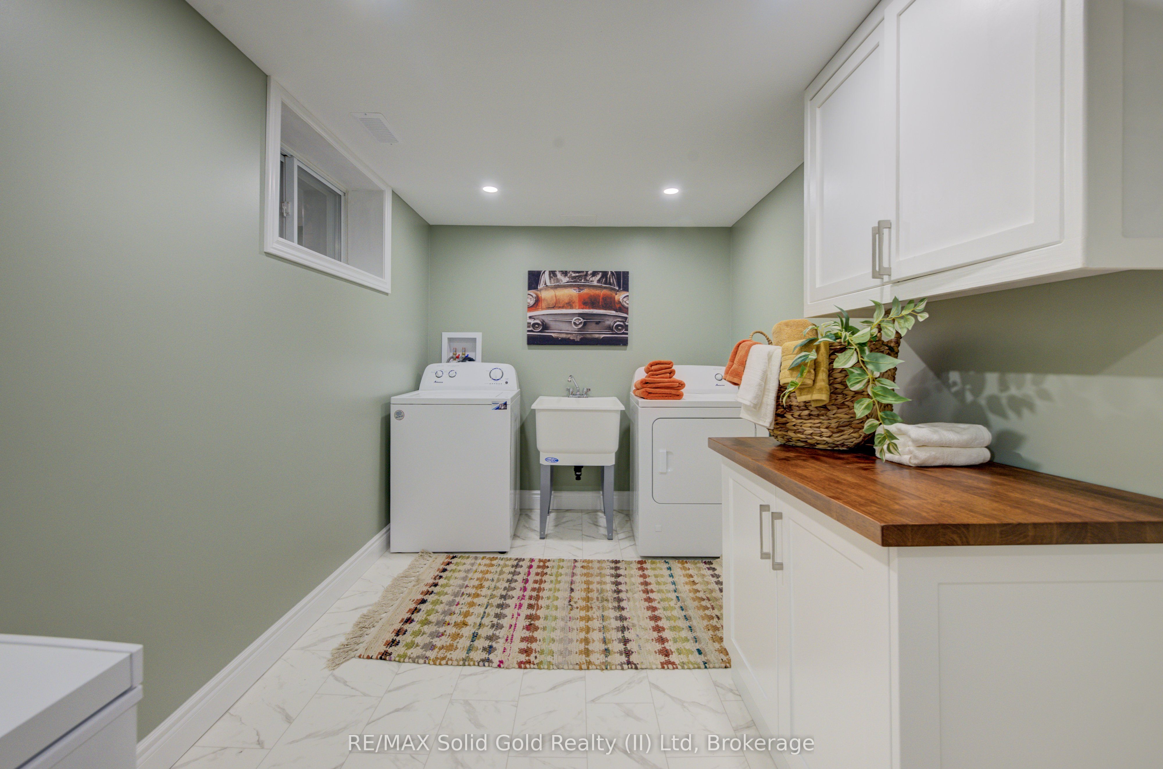 1076 Henry Street Property Photo 34