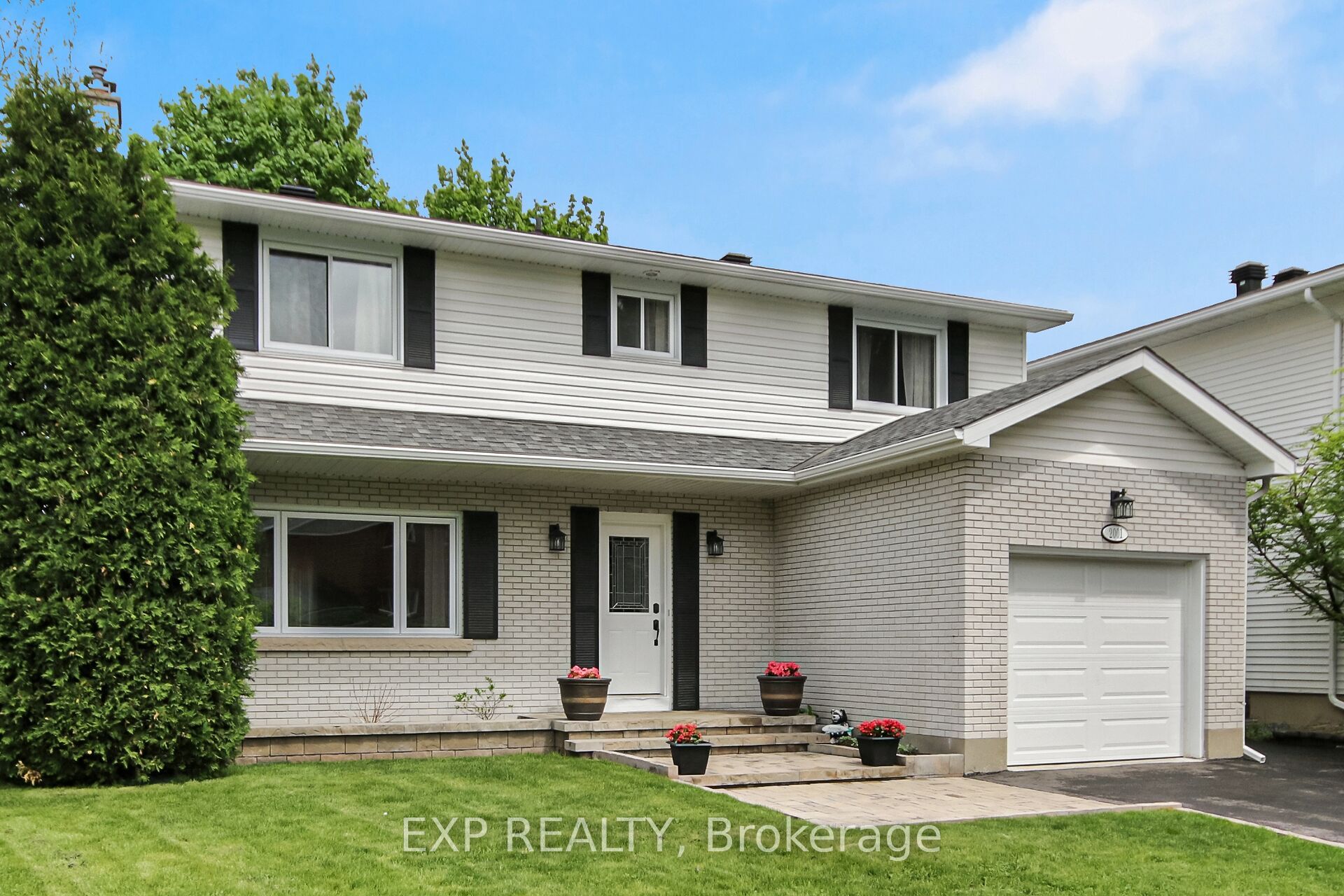 2001 Neepawa Ave Property Photo