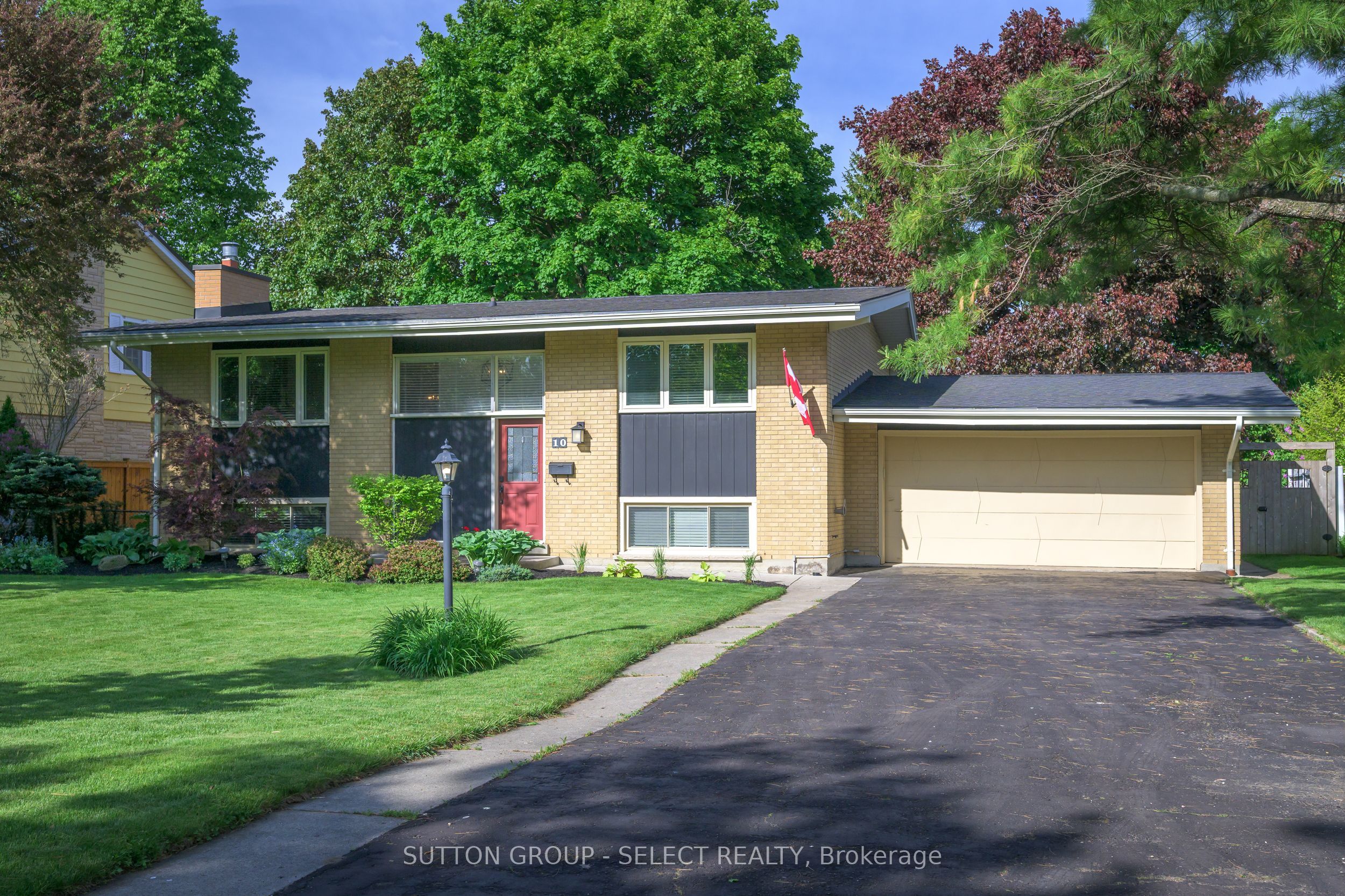 10 Farm Manor Ct Property Photo