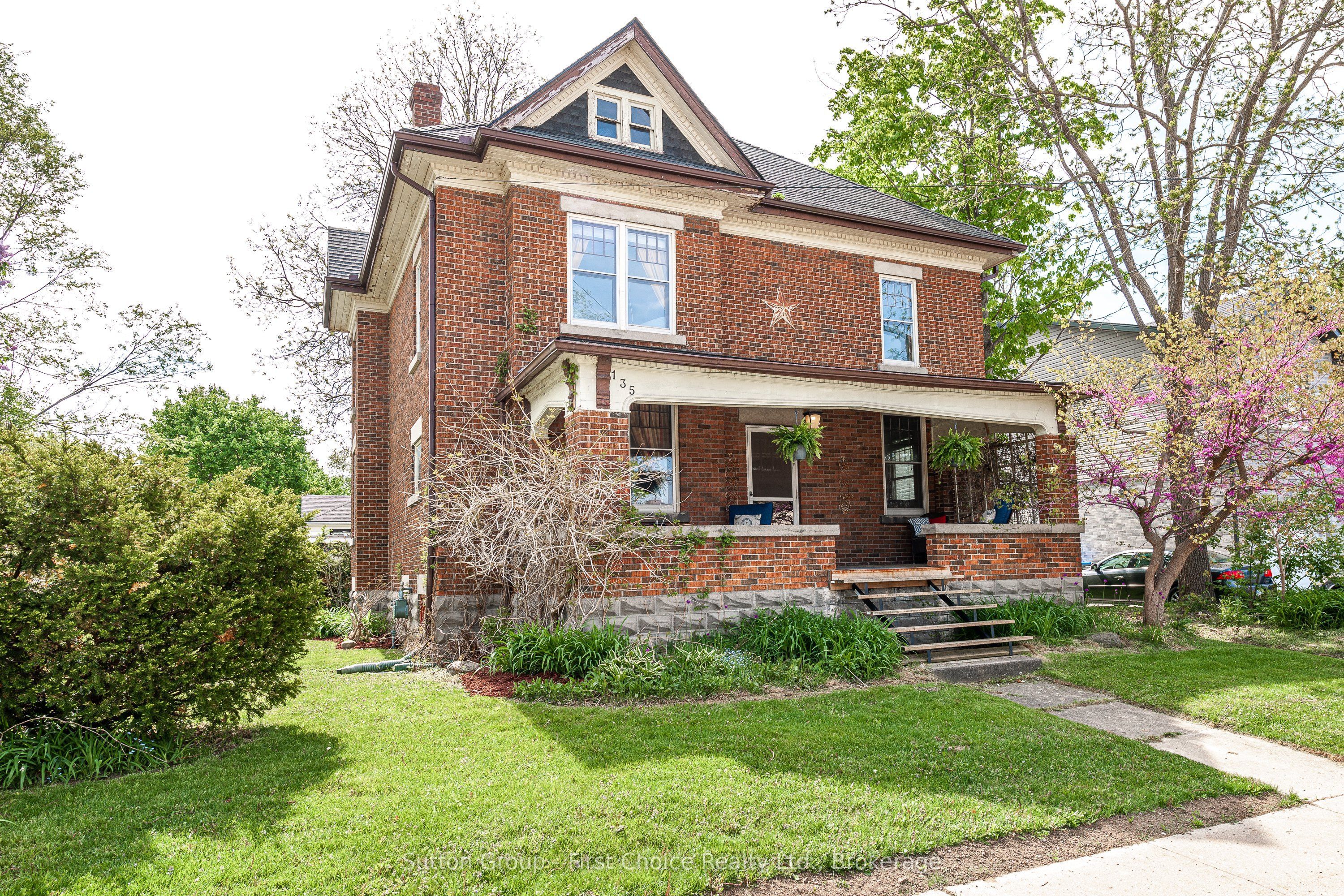 135 St. David Street N Property Photo 1