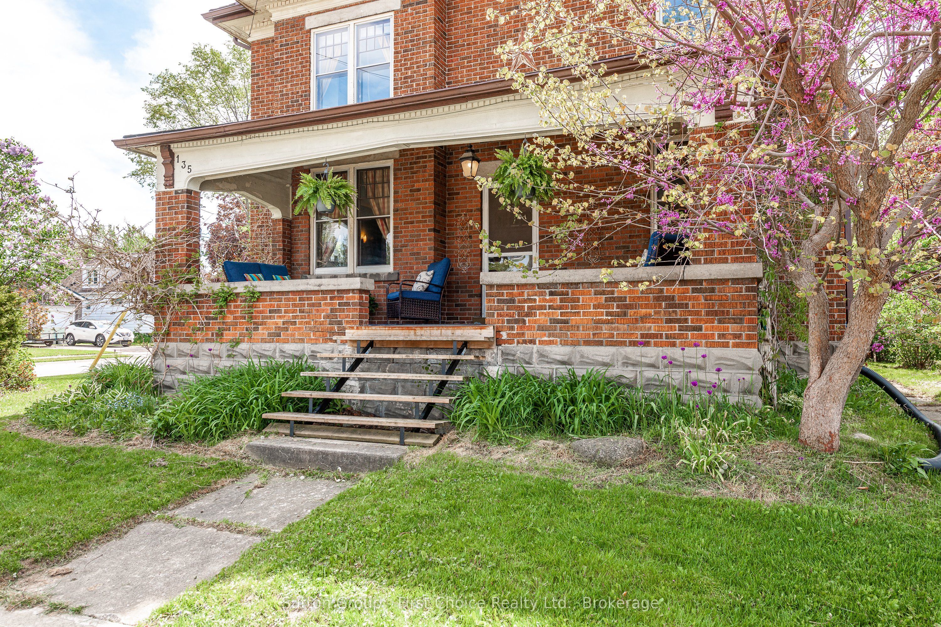 135 St. David Street N Property Photo 2