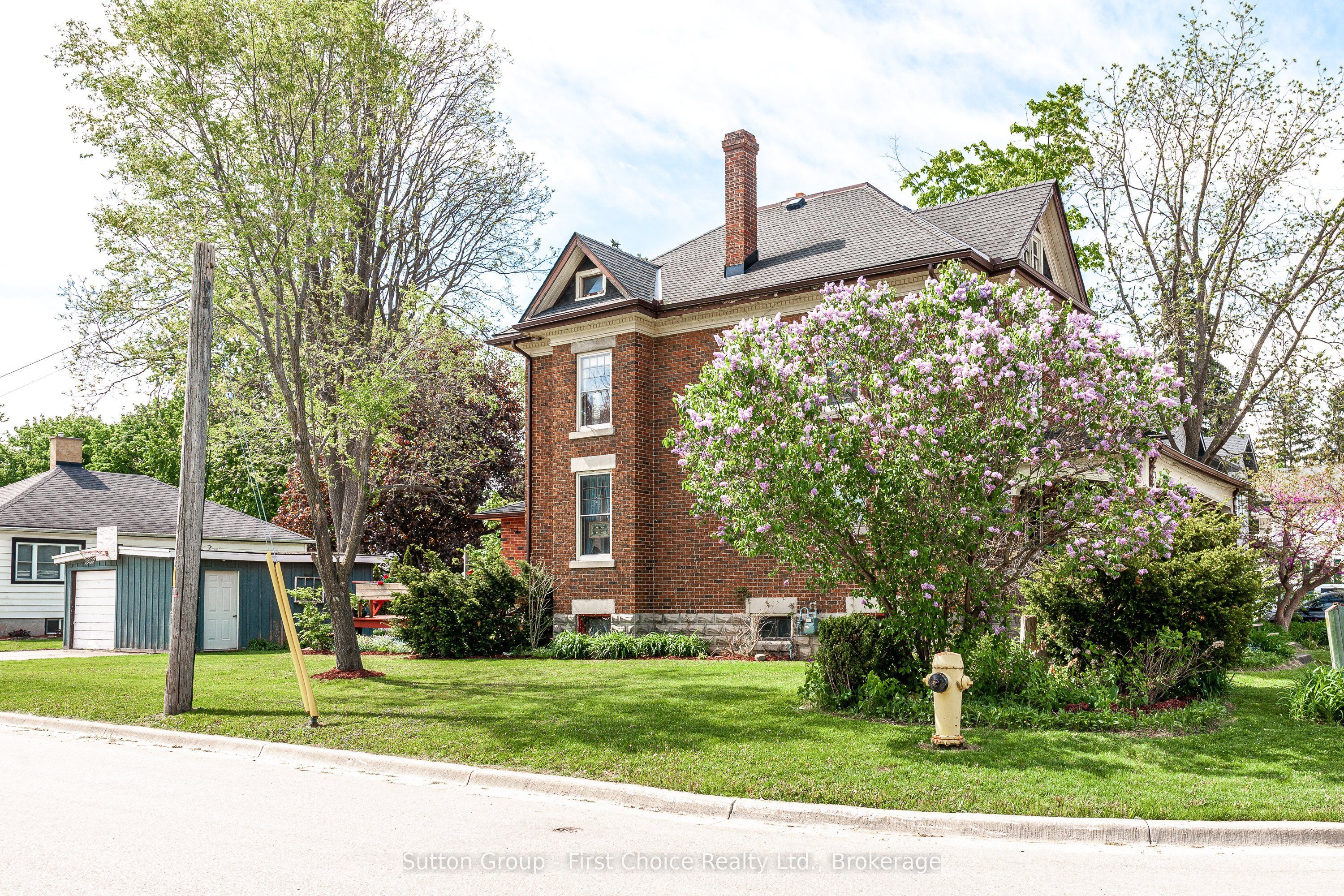 135 St. David Street N Property Photo 3