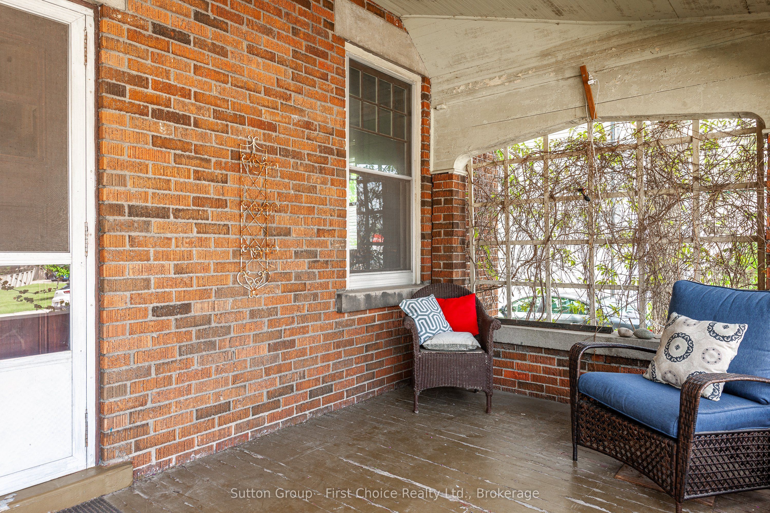 135 St. David Street N Property Photo 5