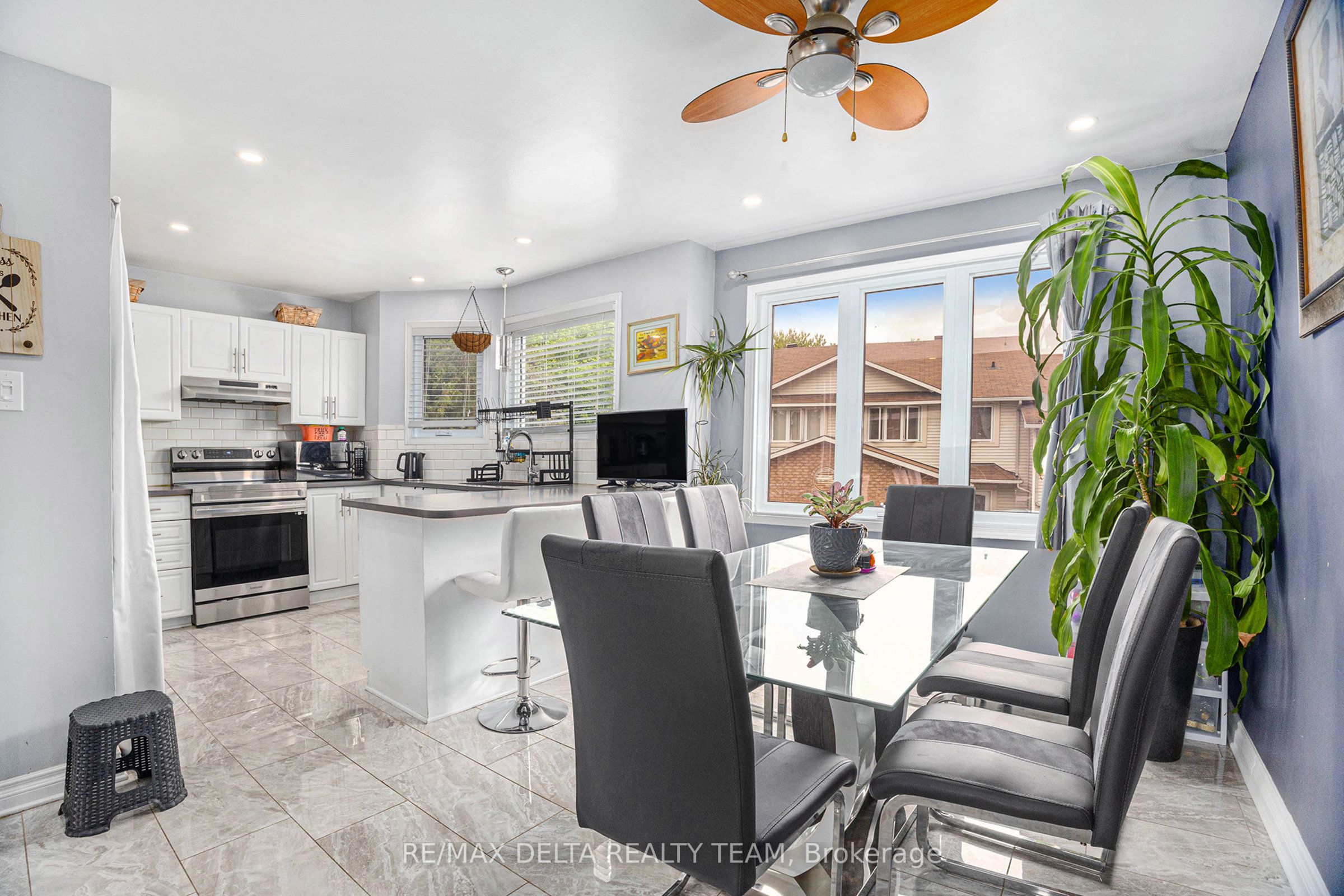 2062 Riviera Terrace Property Photo 4