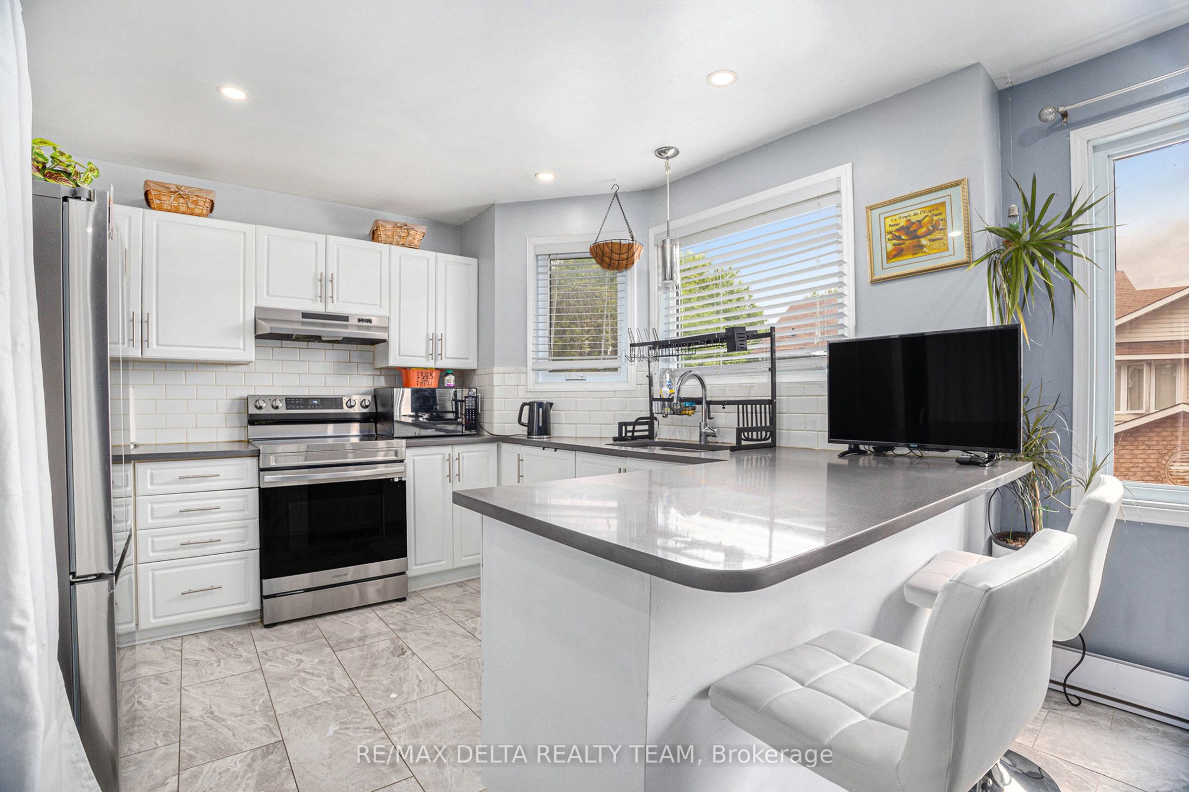 2062 Riviera Terrace Property Photo 6