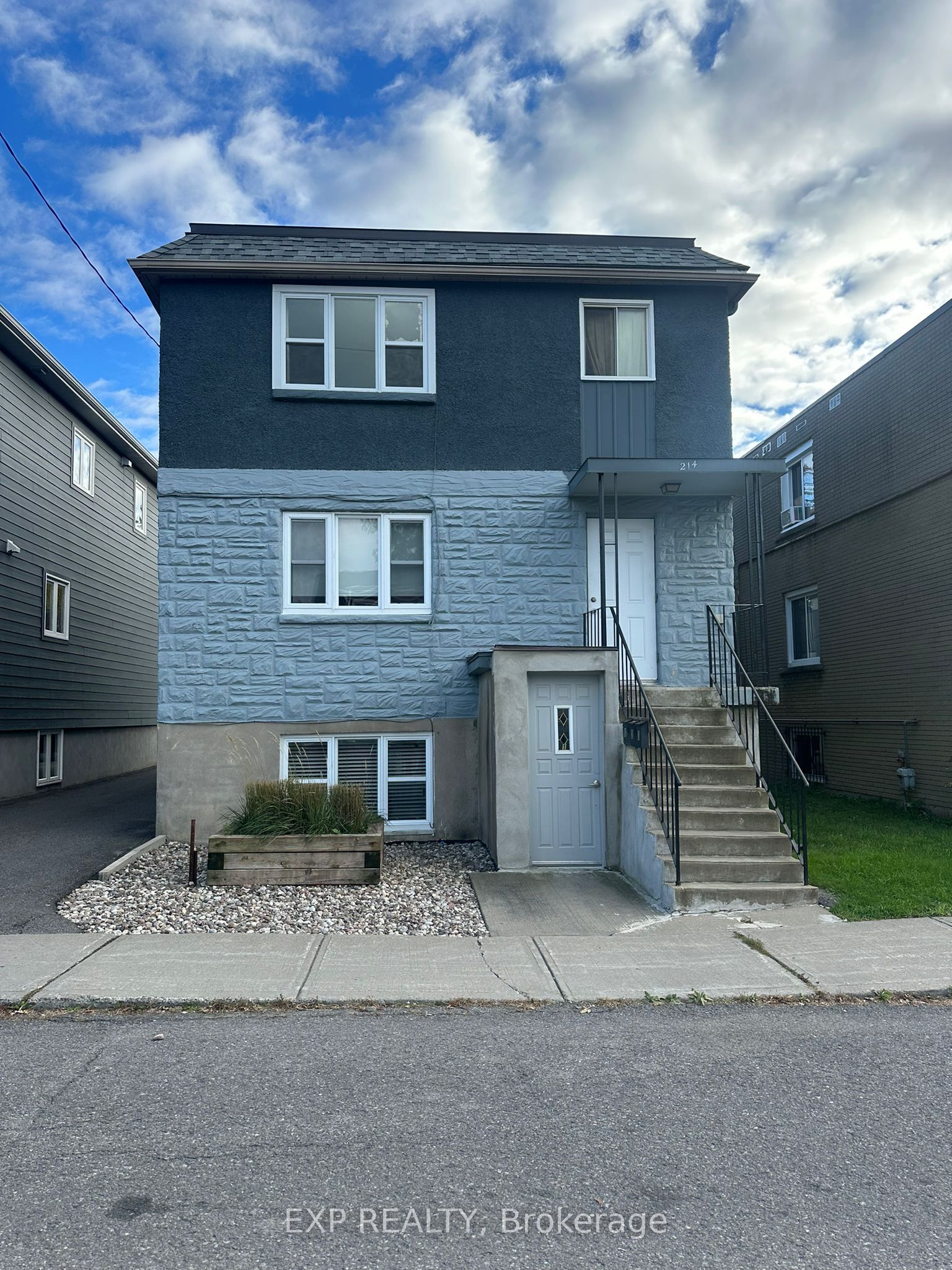 214 Carillon Street Property Photo 2