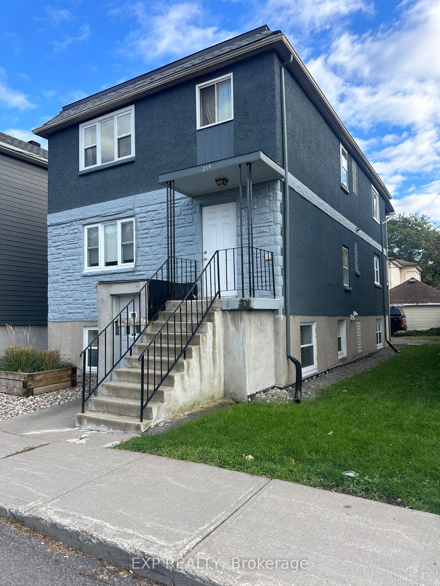 214 Carillon Street Property Photo 3