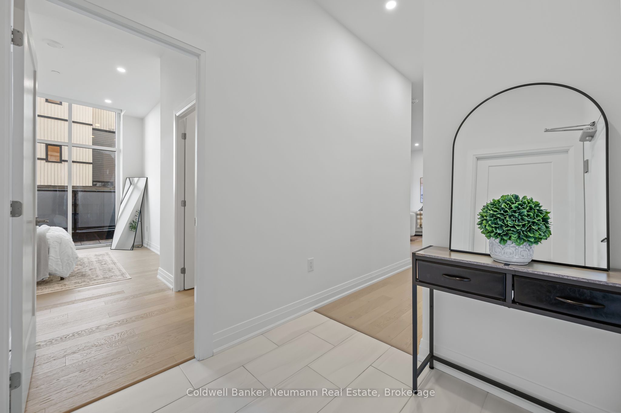 #101 - 71 Wyndham Street Property Photo 6