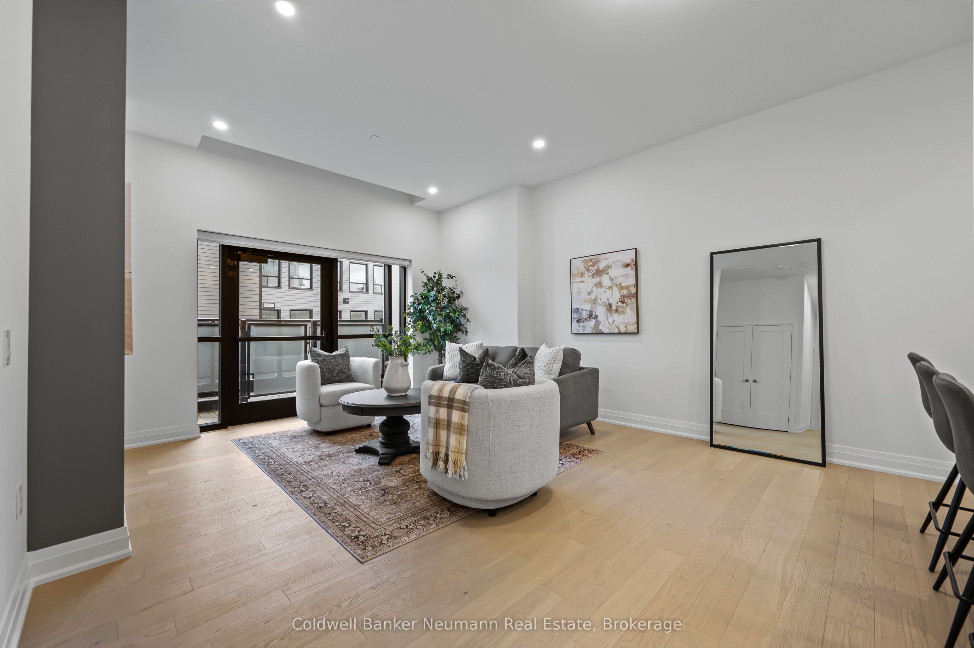 #101 - 71 Wyndham Street Property Photo 7