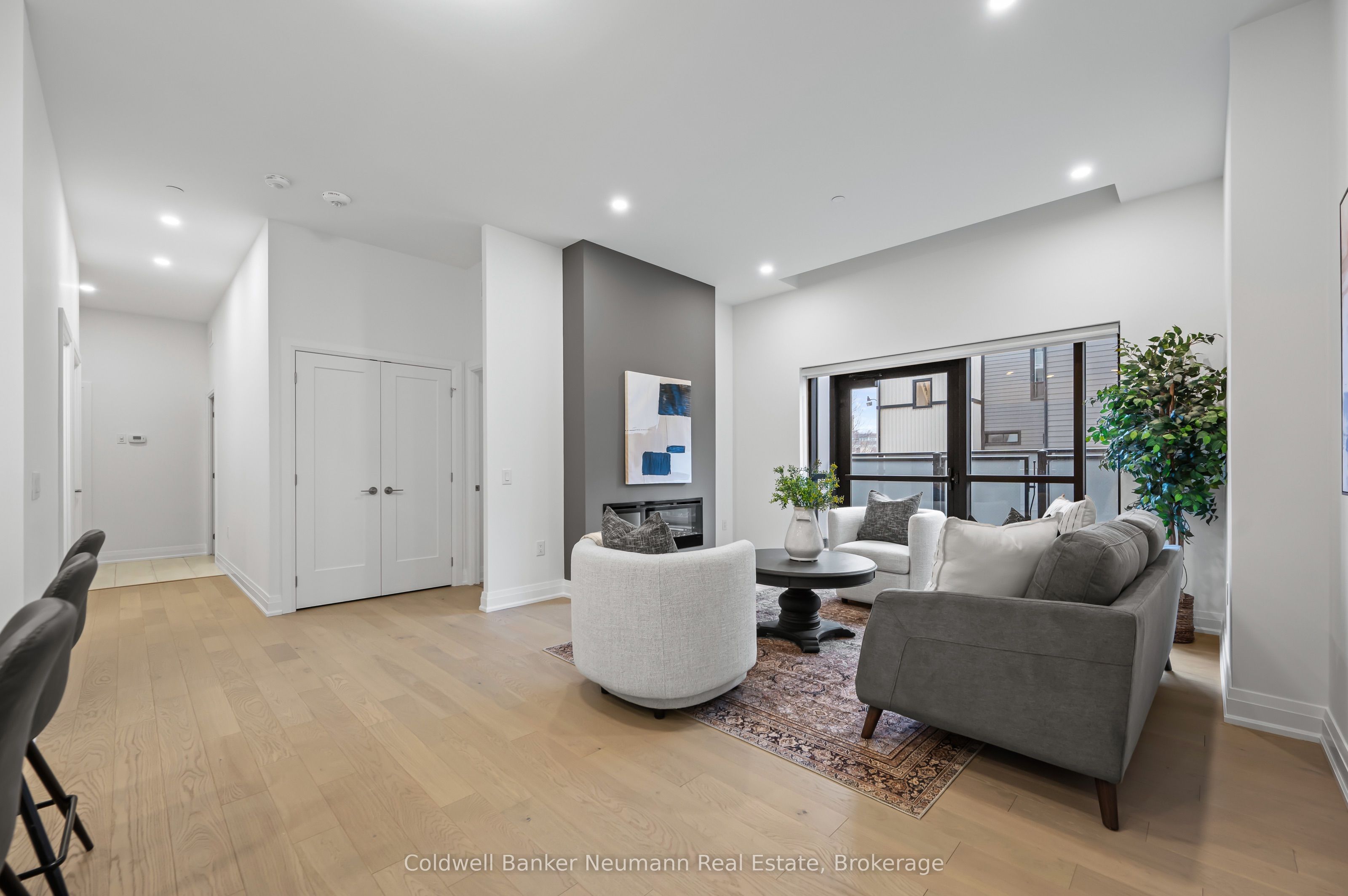 #101 - 71 Wyndham Street Property Photo 8