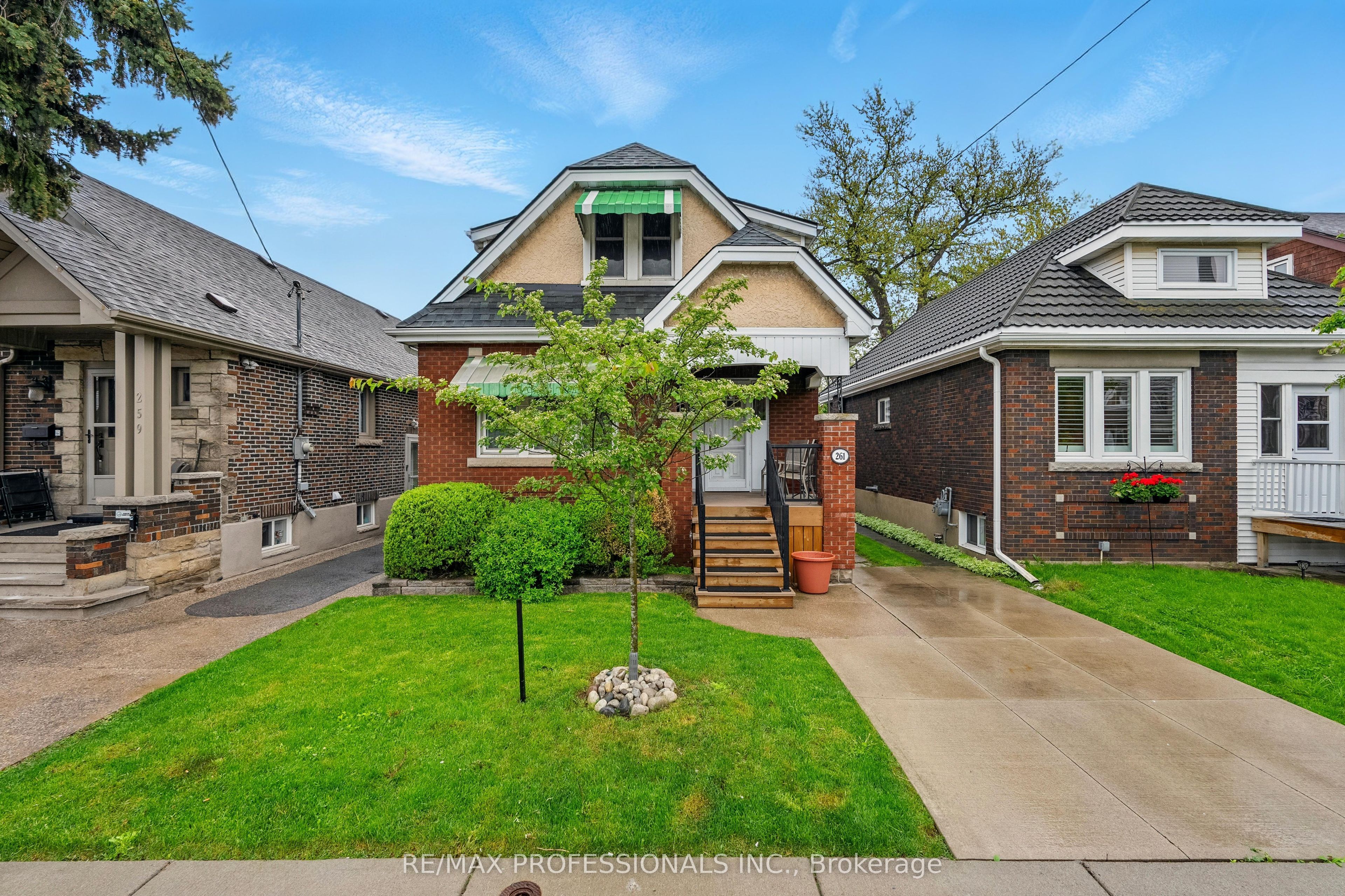 261 Wexford Ave S Property Photo 1