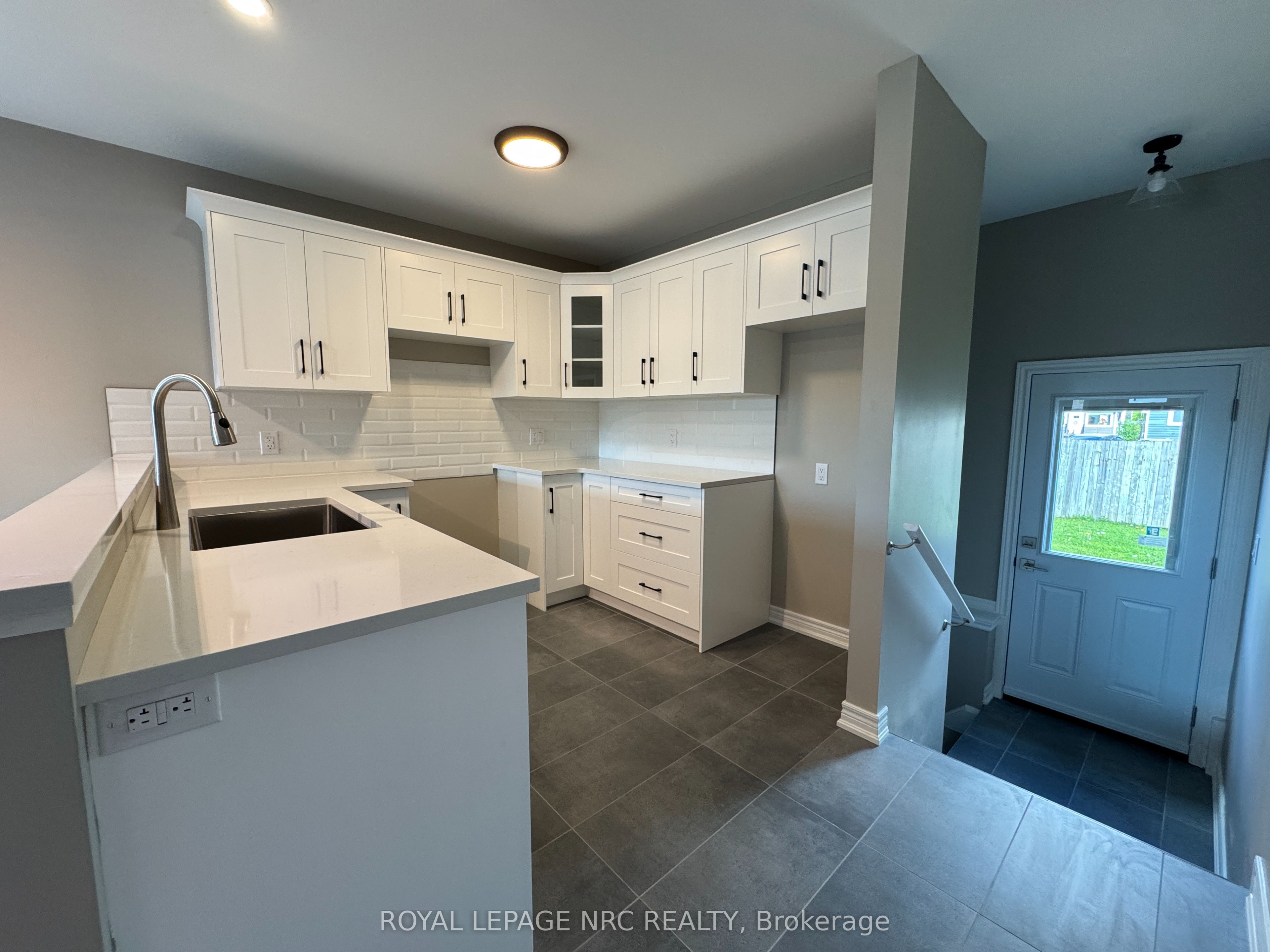 27 Deere Street Property Photo 12