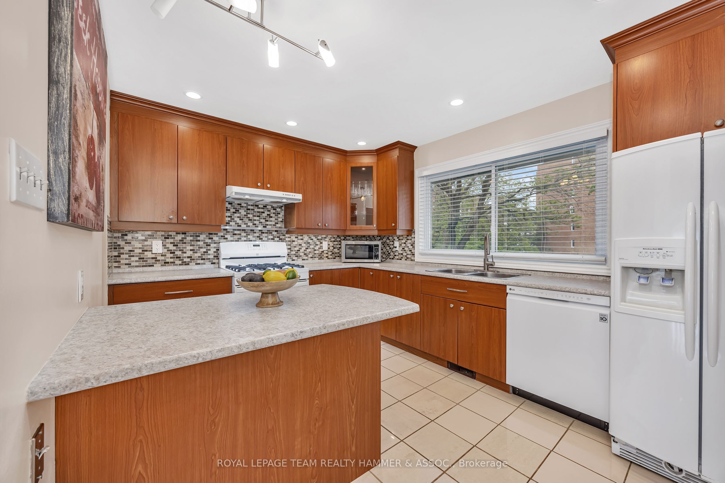 2425 Southvale Crescent Property Photo 10