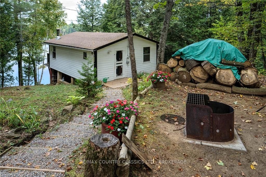 1054 Earl Bay Ln Property Photo 1