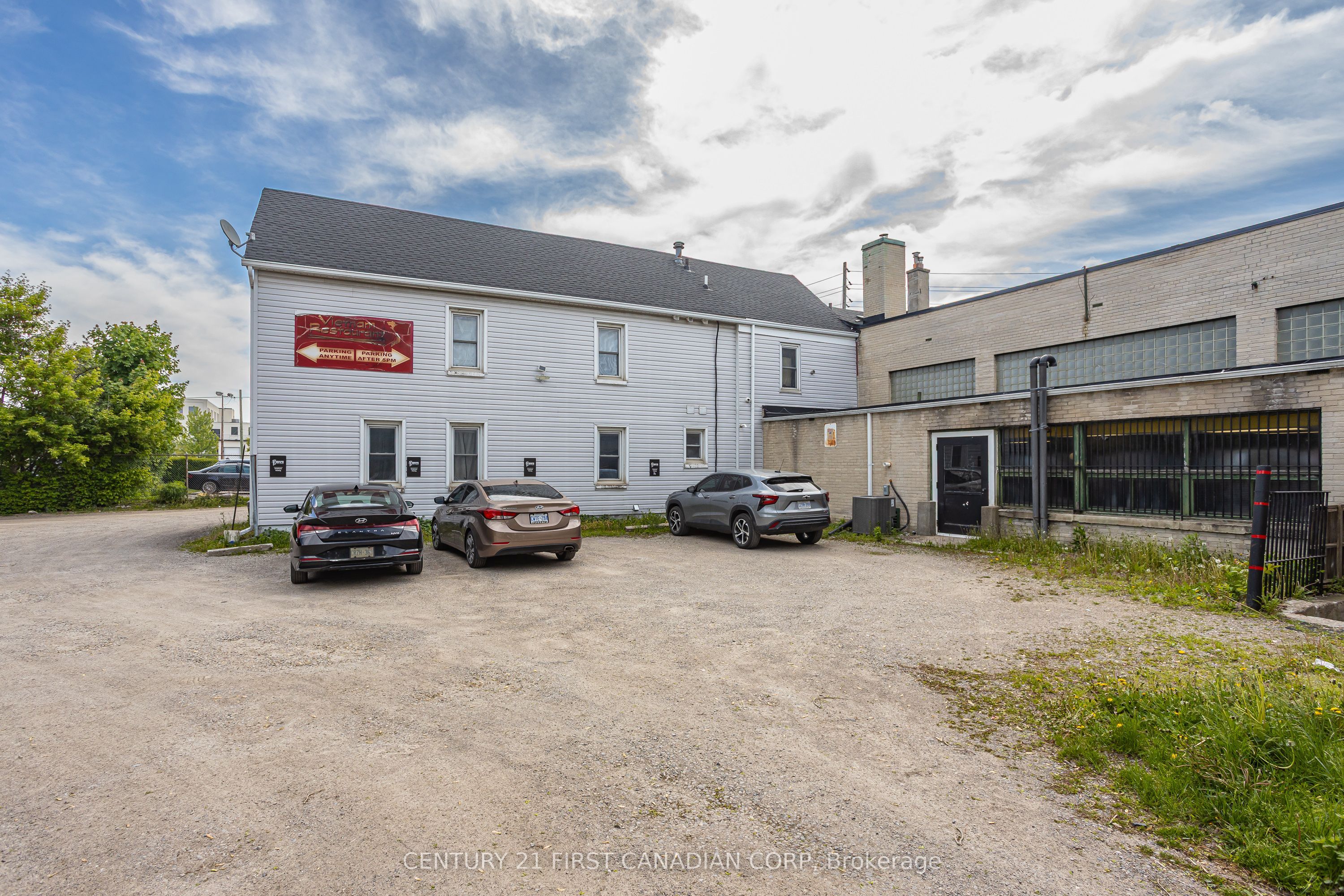 1068 Dundas Street Property Photo 11
