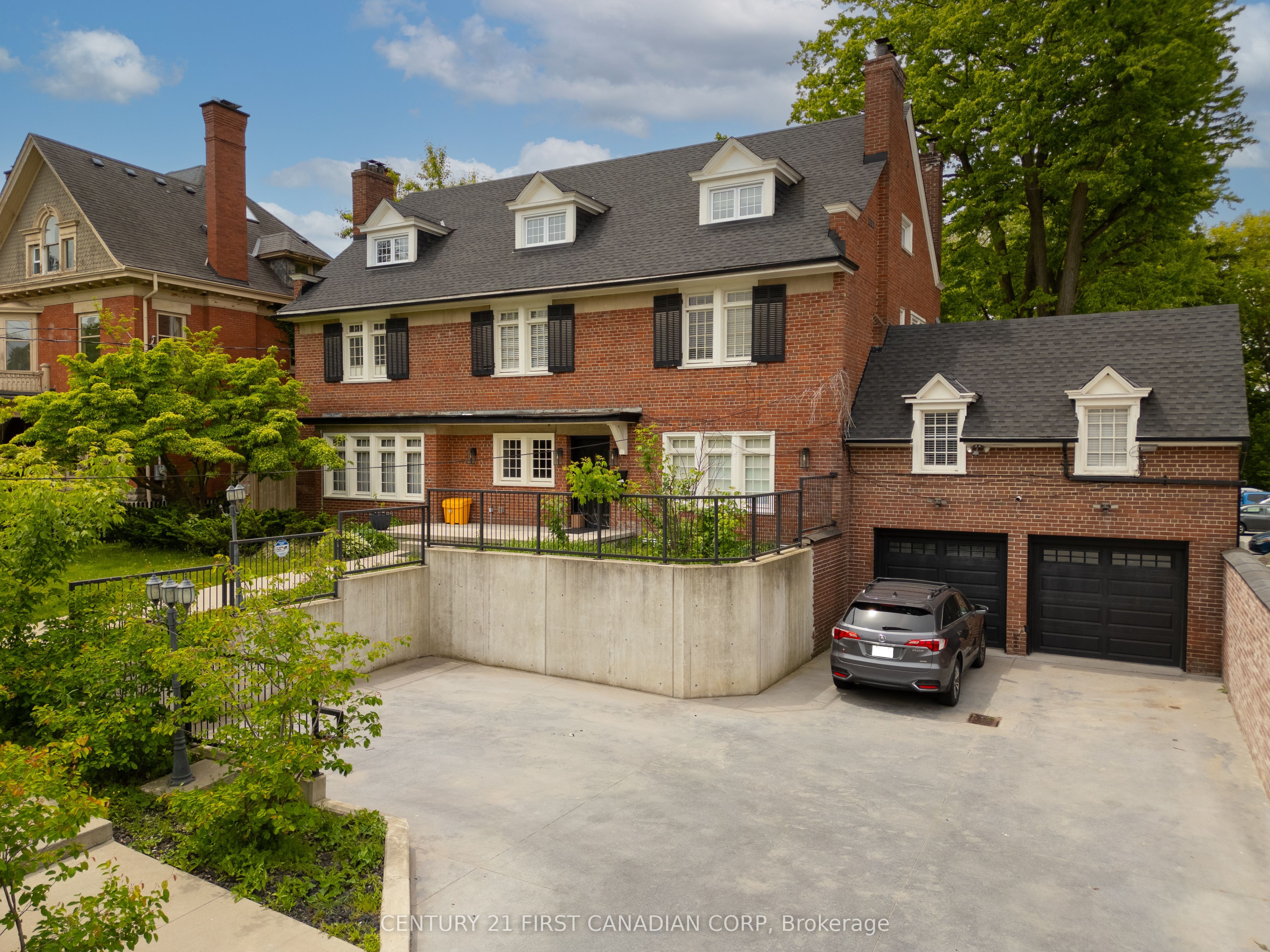 653 Talbot St Property Photo 2