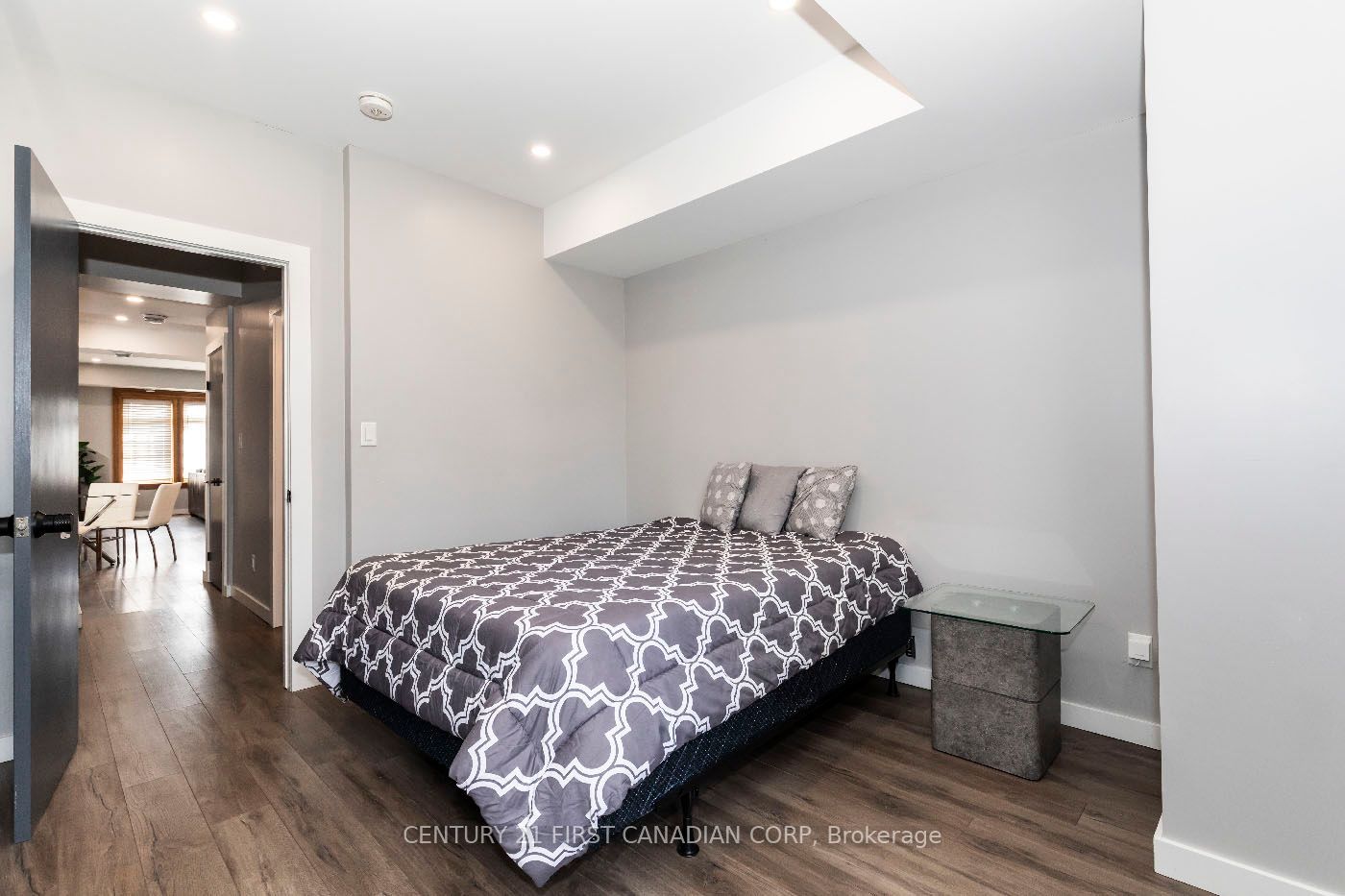 653 Talbot St Property Photo 16