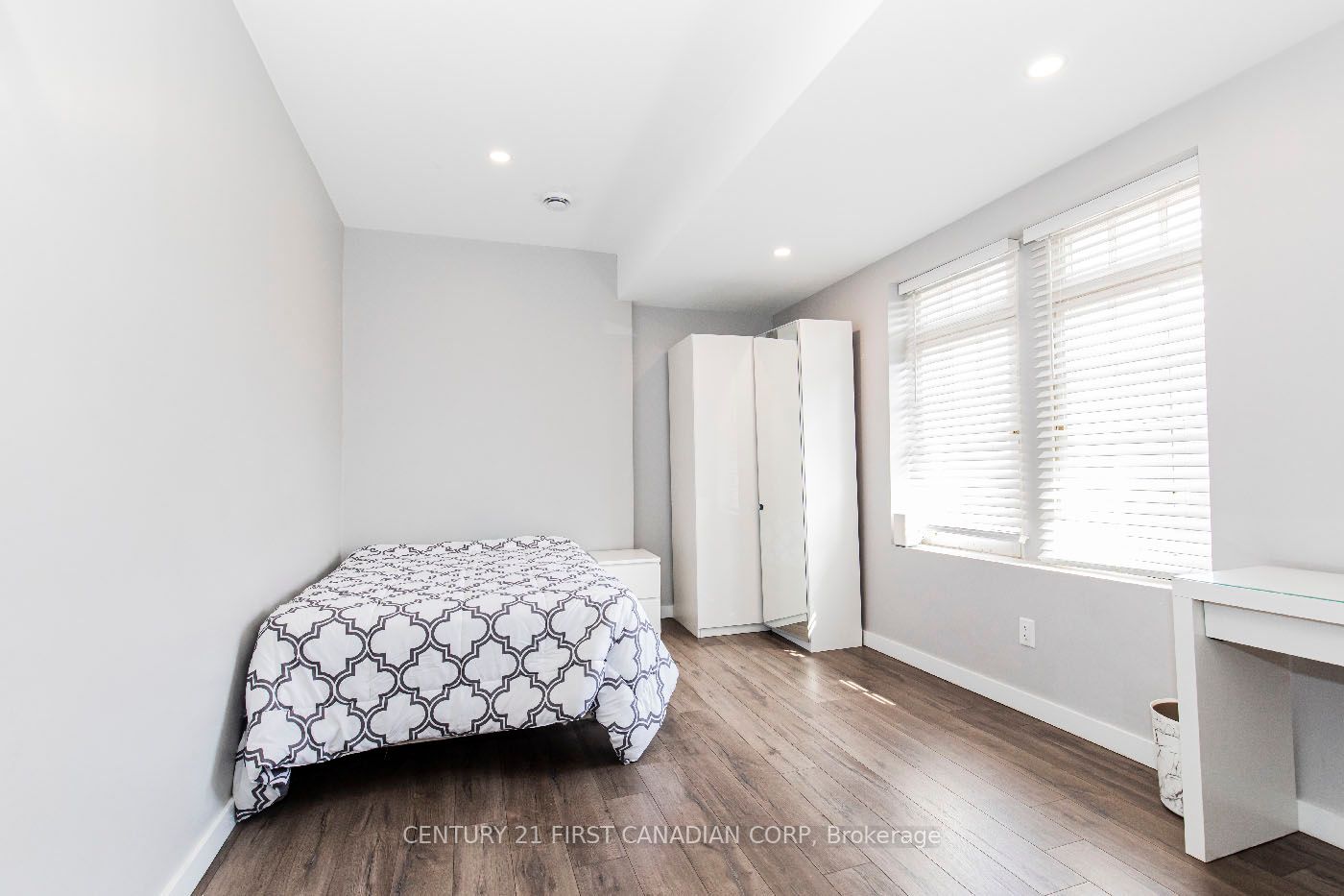 653 Talbot St Property Photo 22