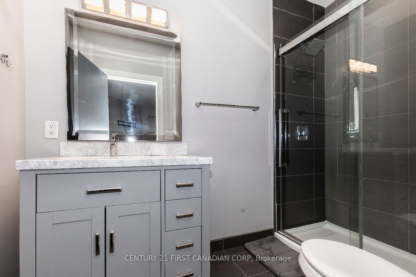 653 Talbot St Property Photo 27