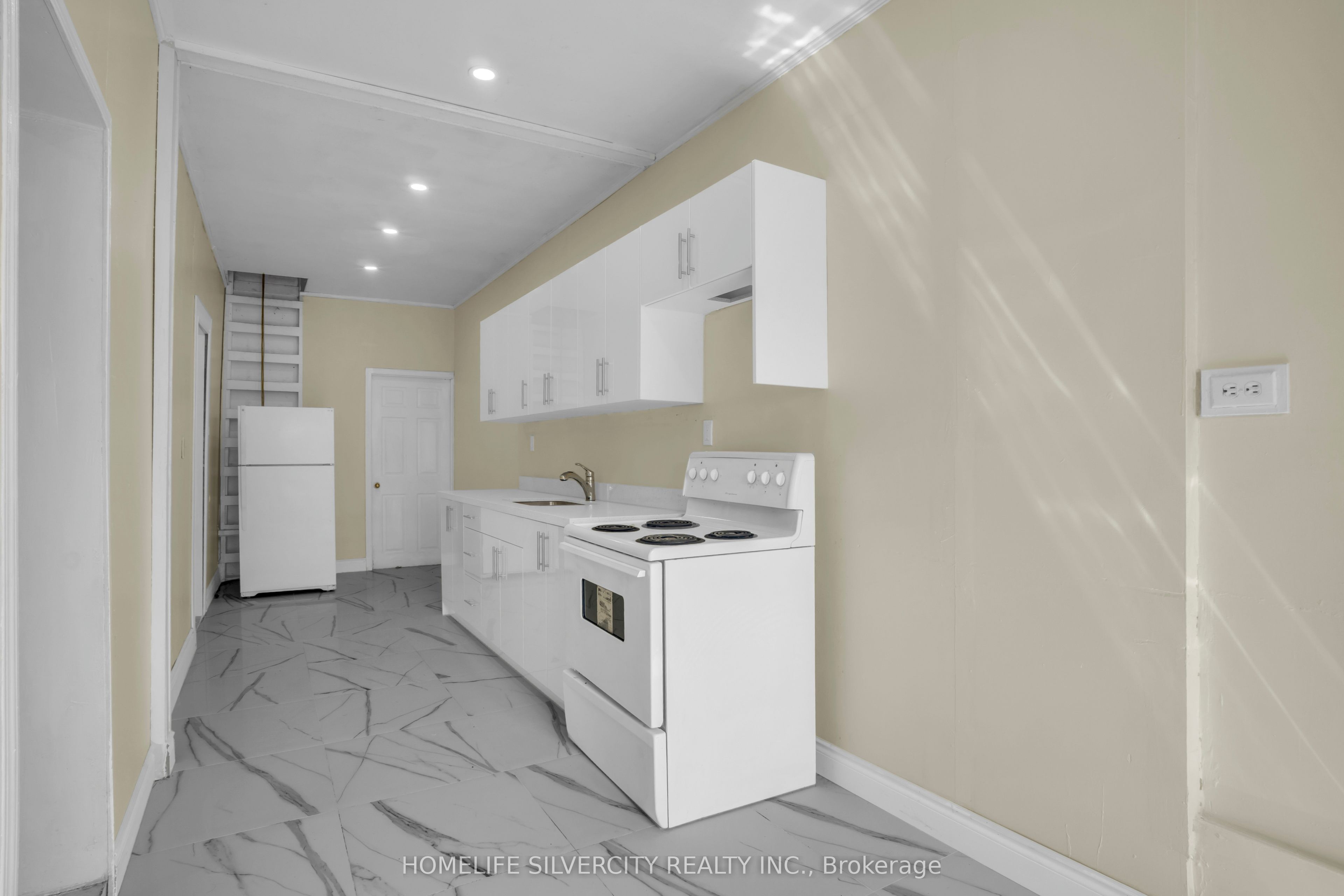 5 Pine Street S Property Photo 26