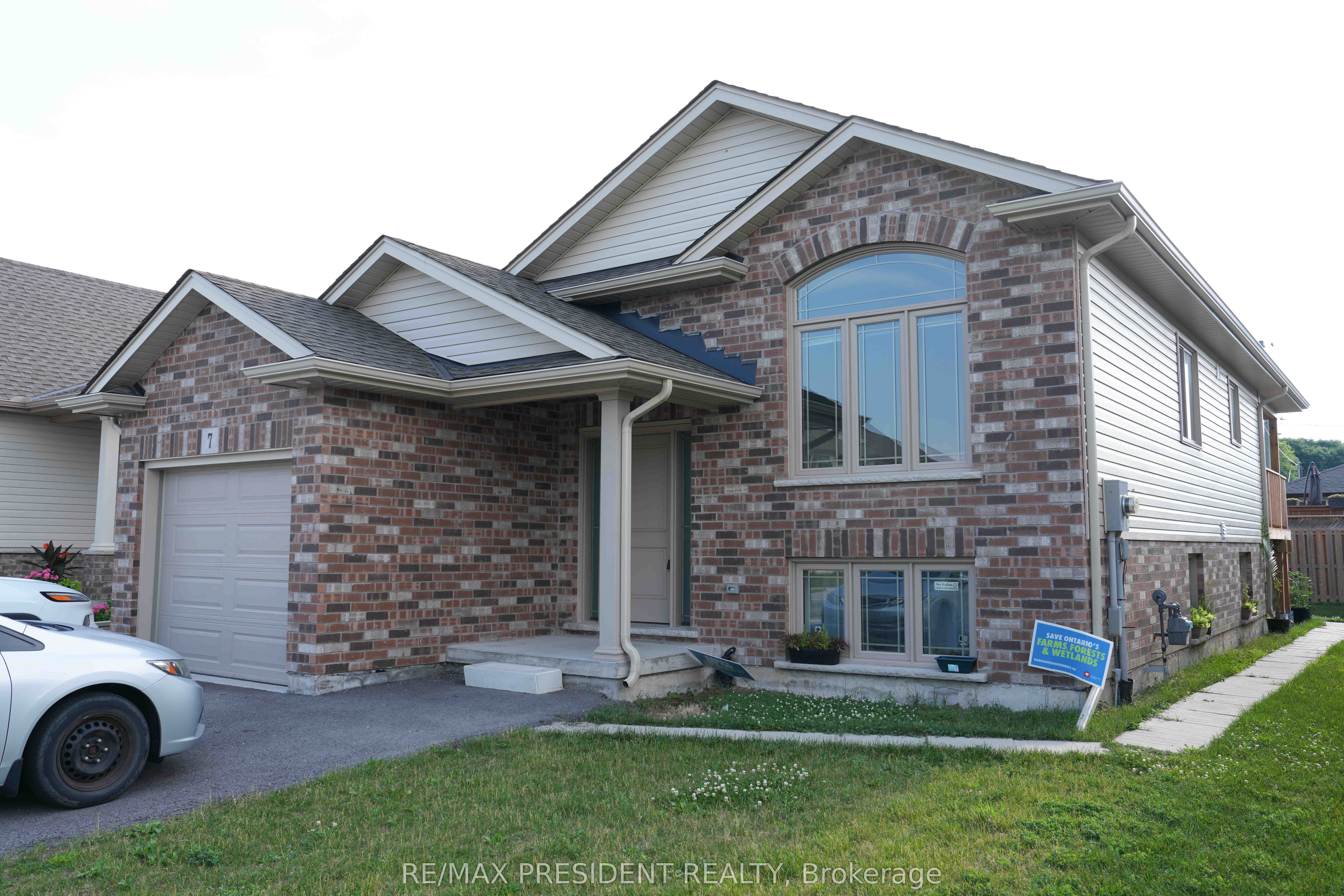 7 Berkshire Dr Property Photo 1