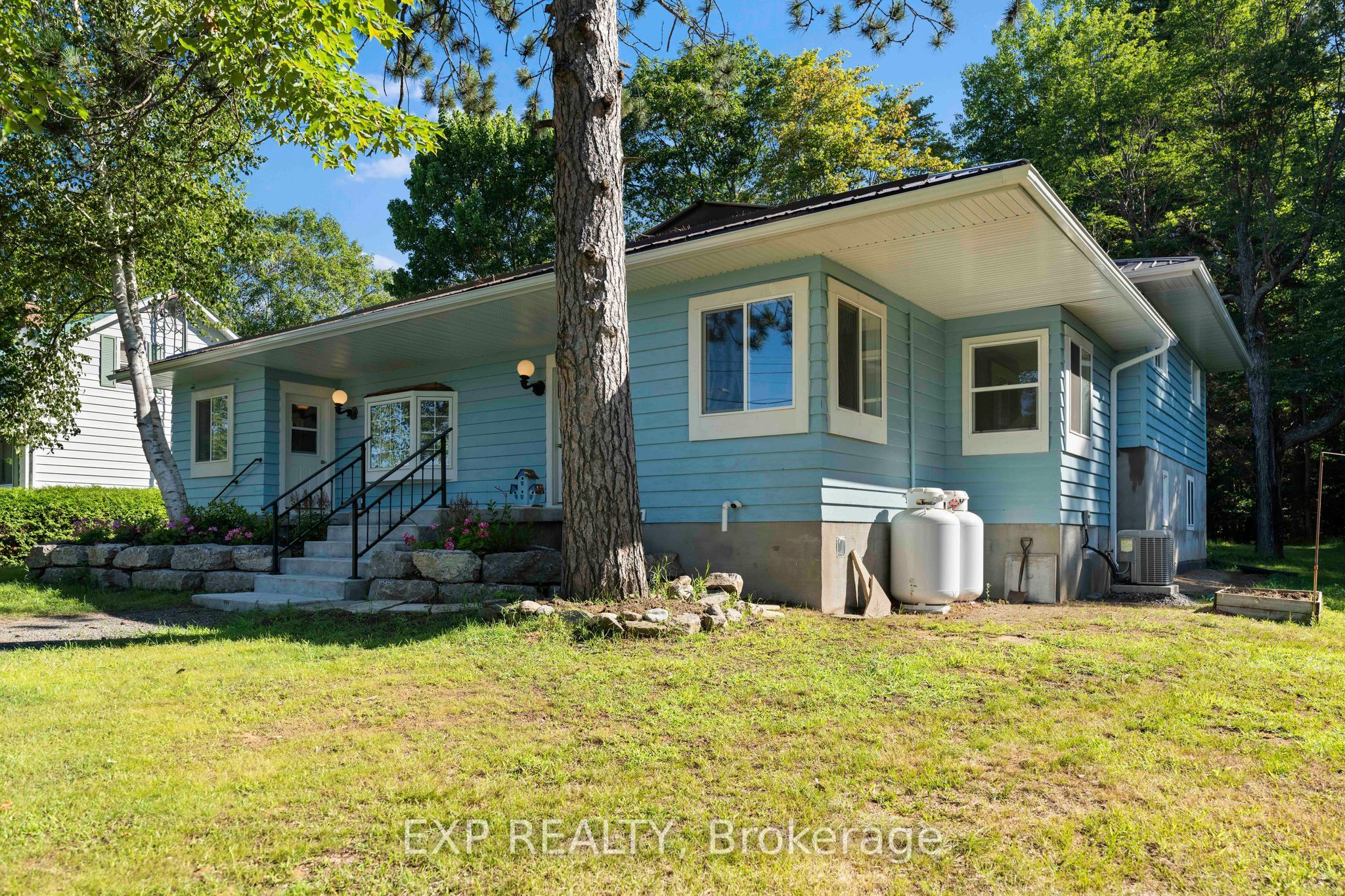 371 John St Property Photo 1