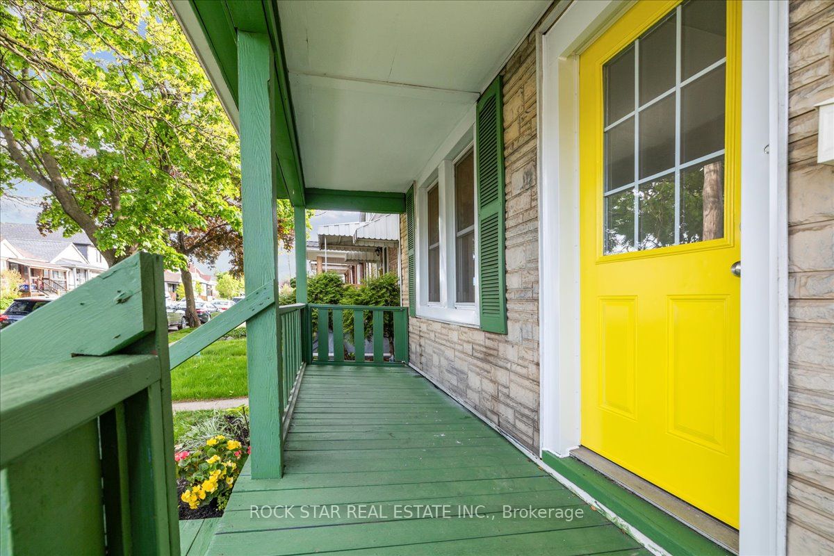 223 Weir Street N Property Photo 5