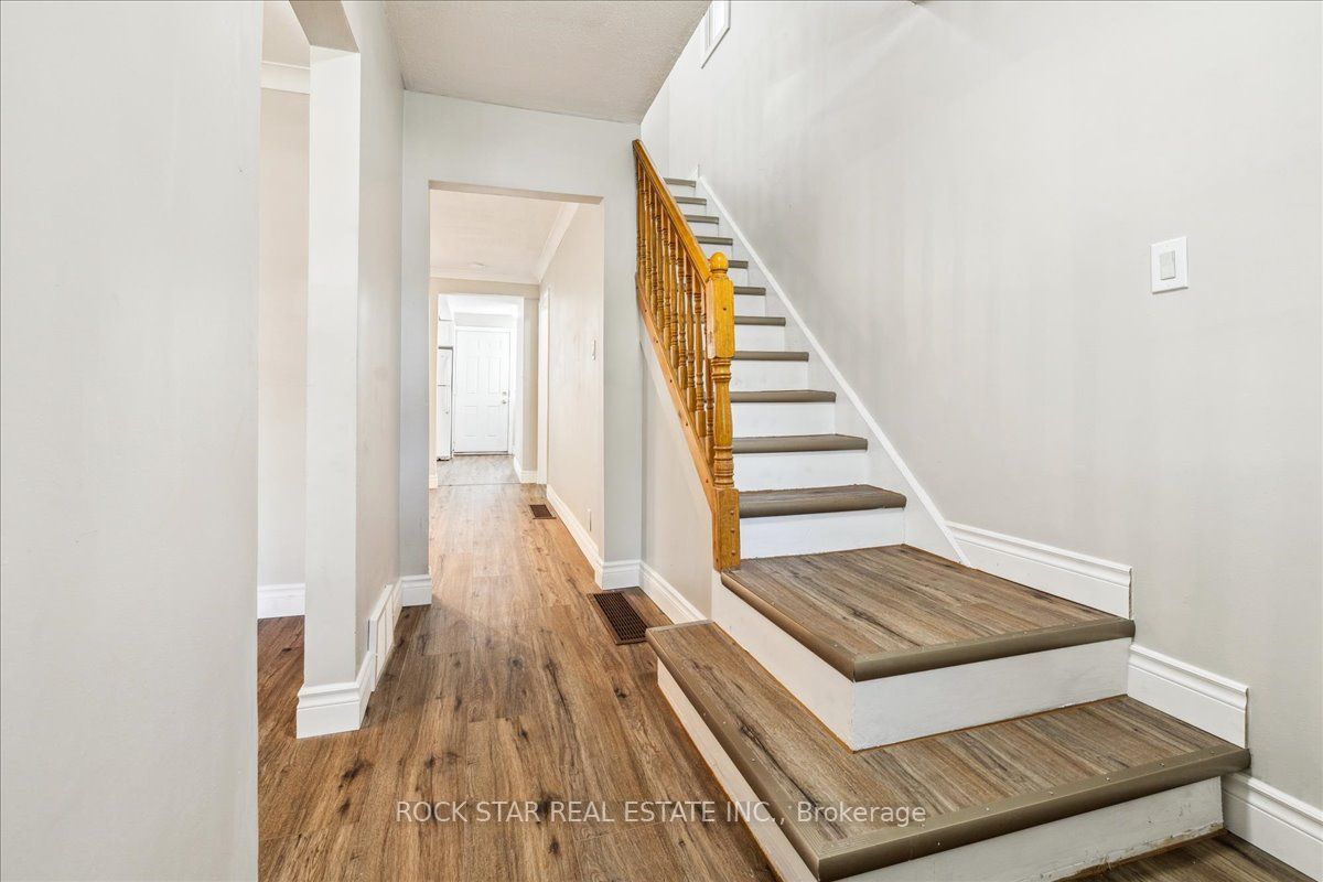 223 Weir Street N Property Photo 7