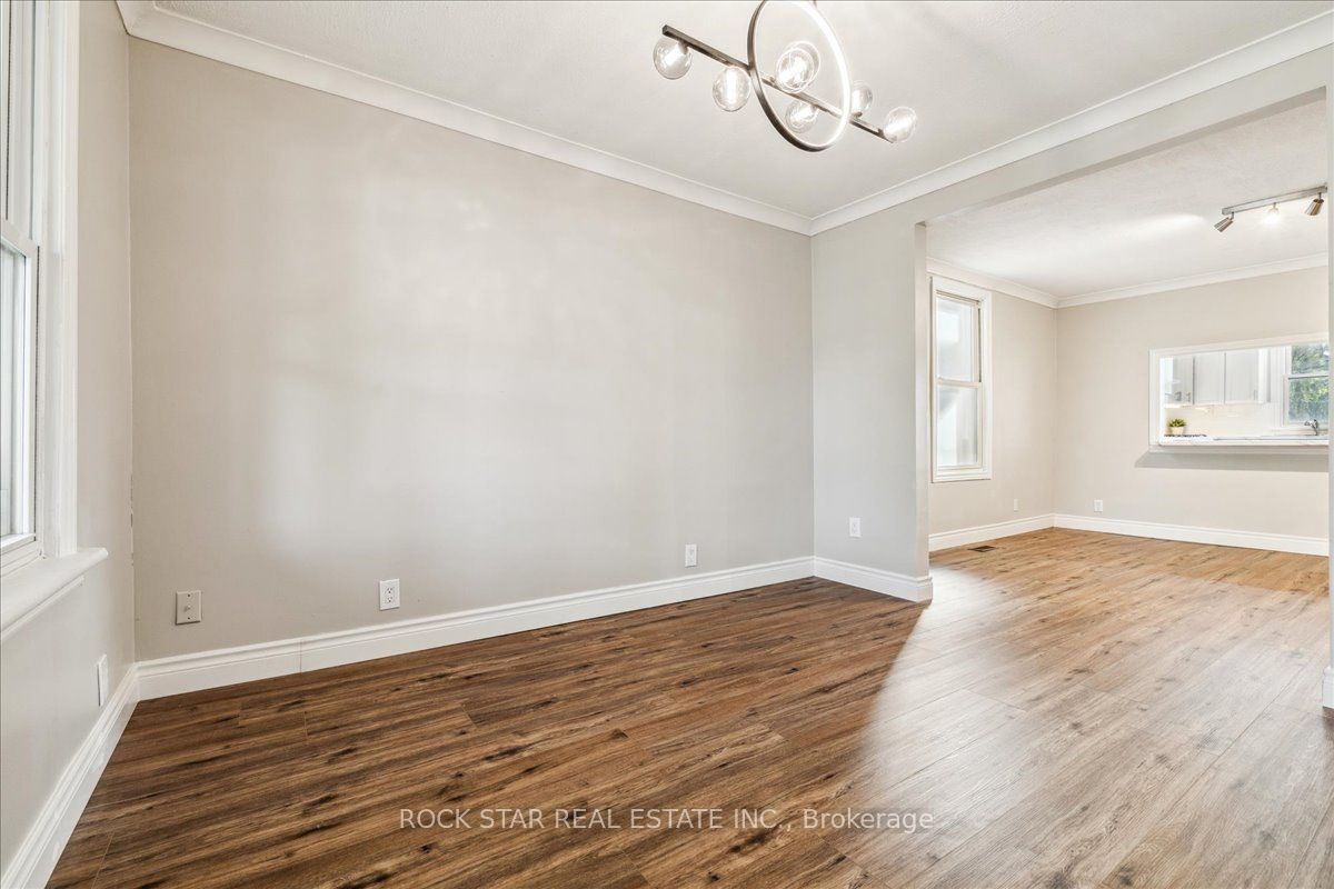 223 Weir Street N Property Photo 9