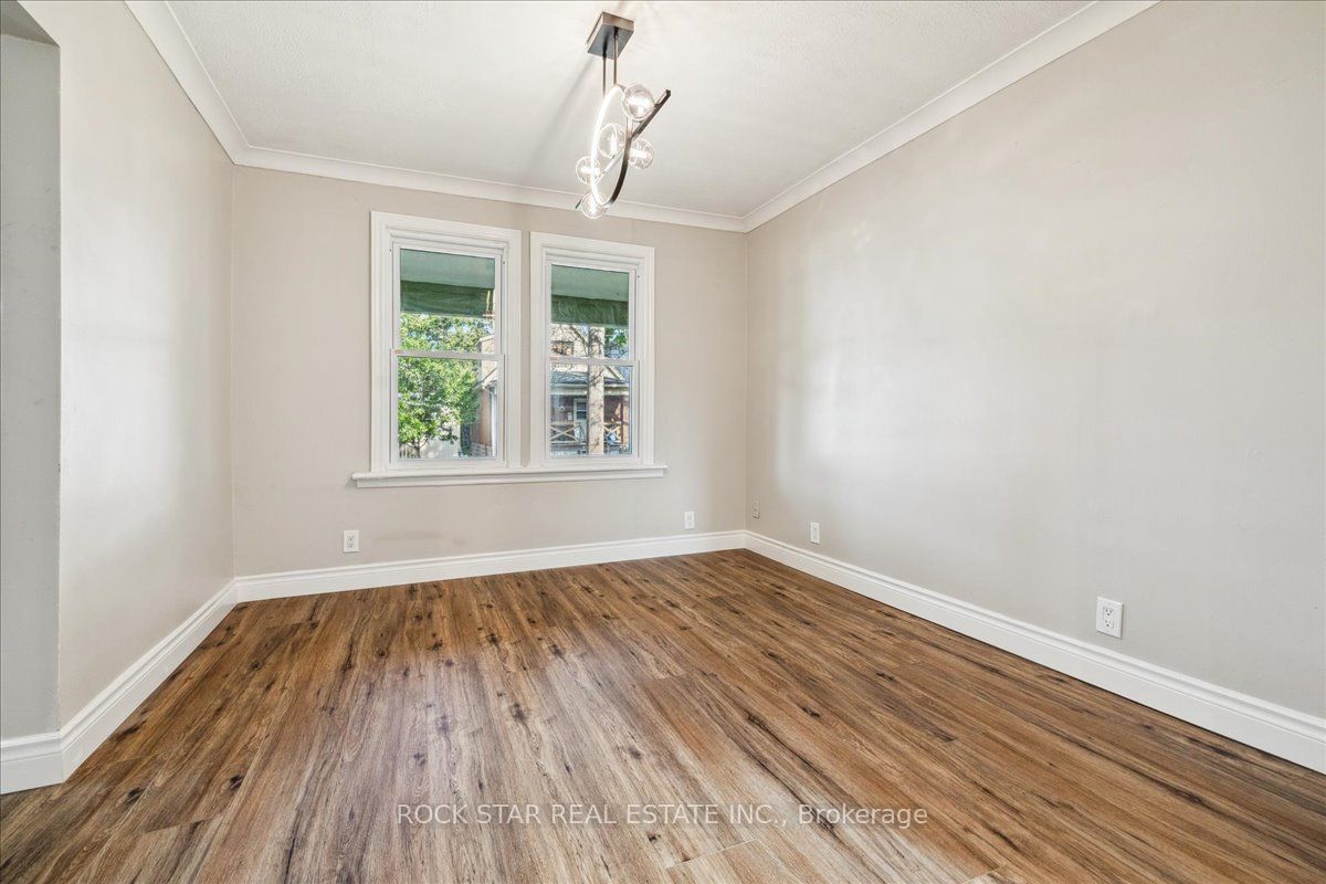 223 Weir Street N Property Photo 10