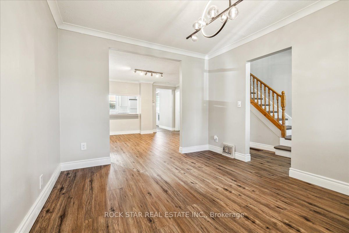 223 Weir Street N Property Photo 12