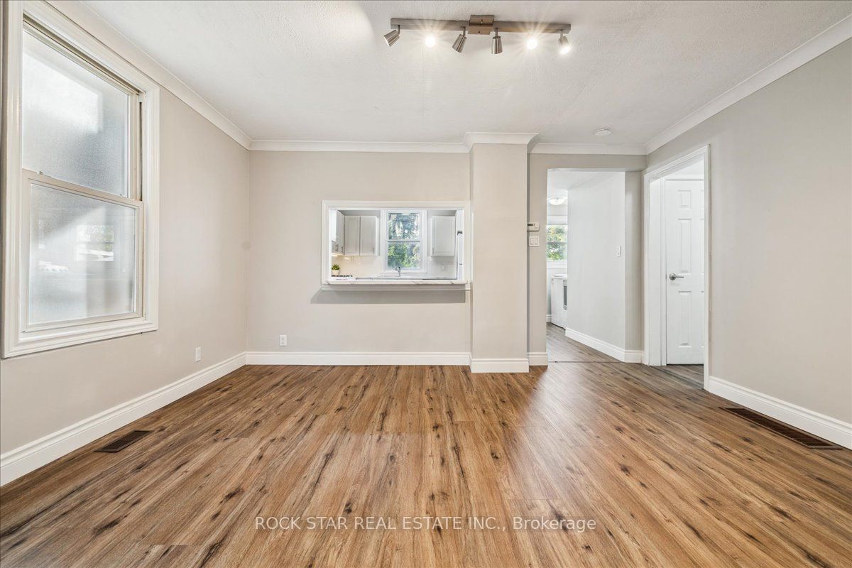 223 Weir Street N Property Photo 14