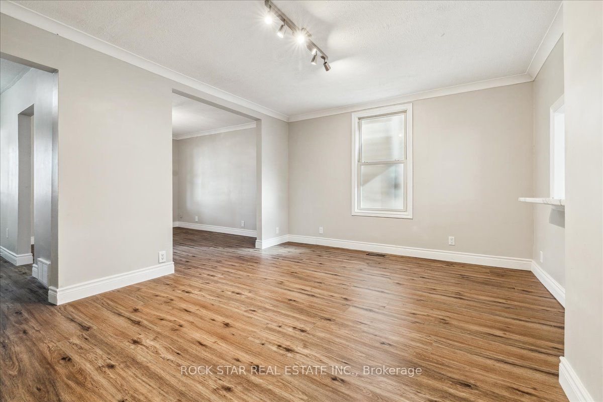 223 Weir Street N Property Photo 15