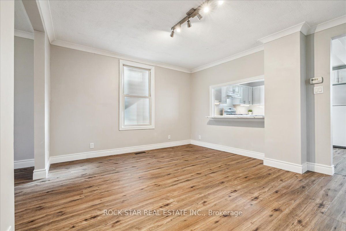 223 Weir Street N Property Photo 17
