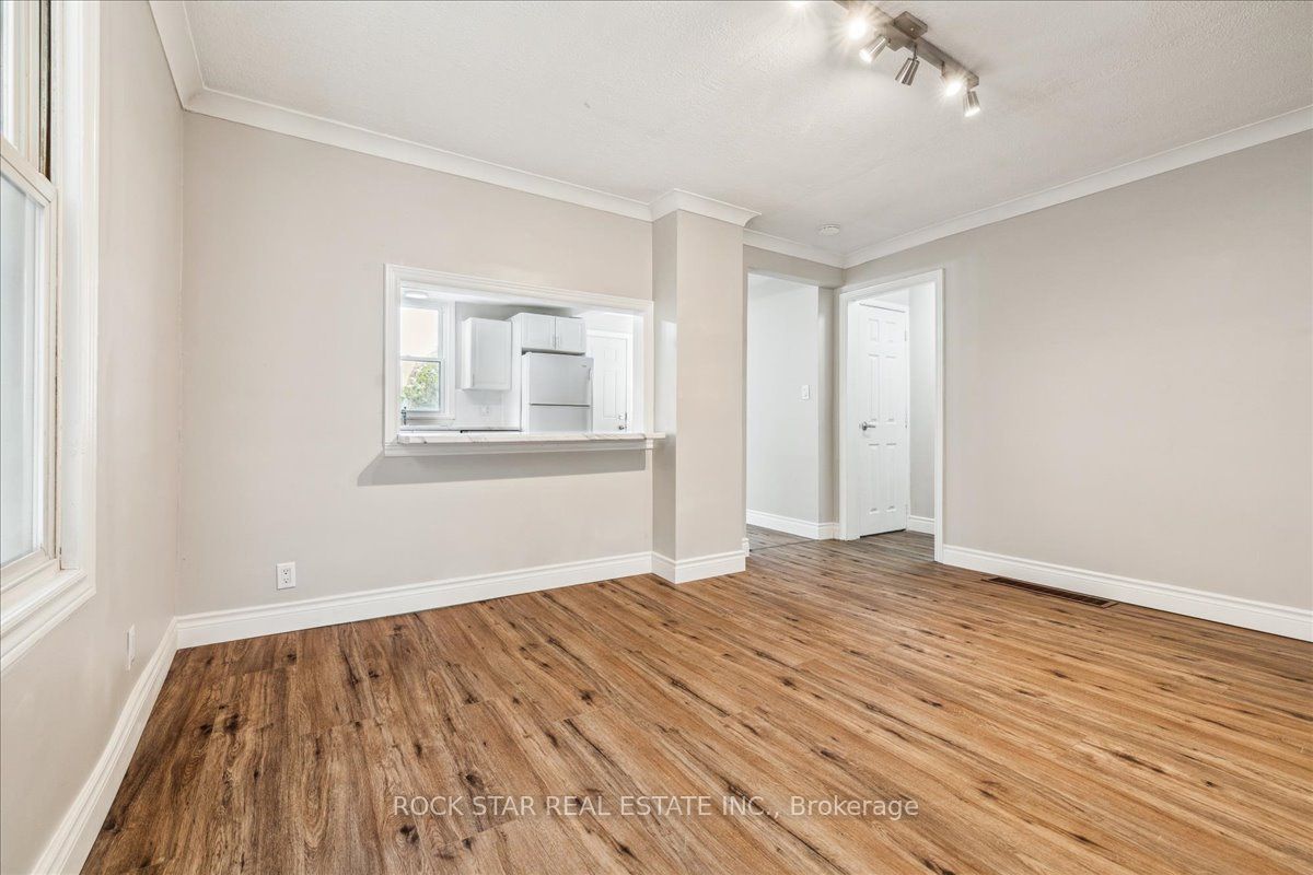 223 Weir Street N Property Photo 18