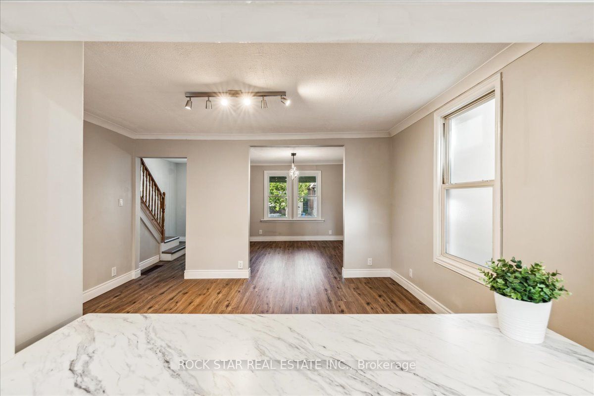 223 Weir Street N Property Photo 23