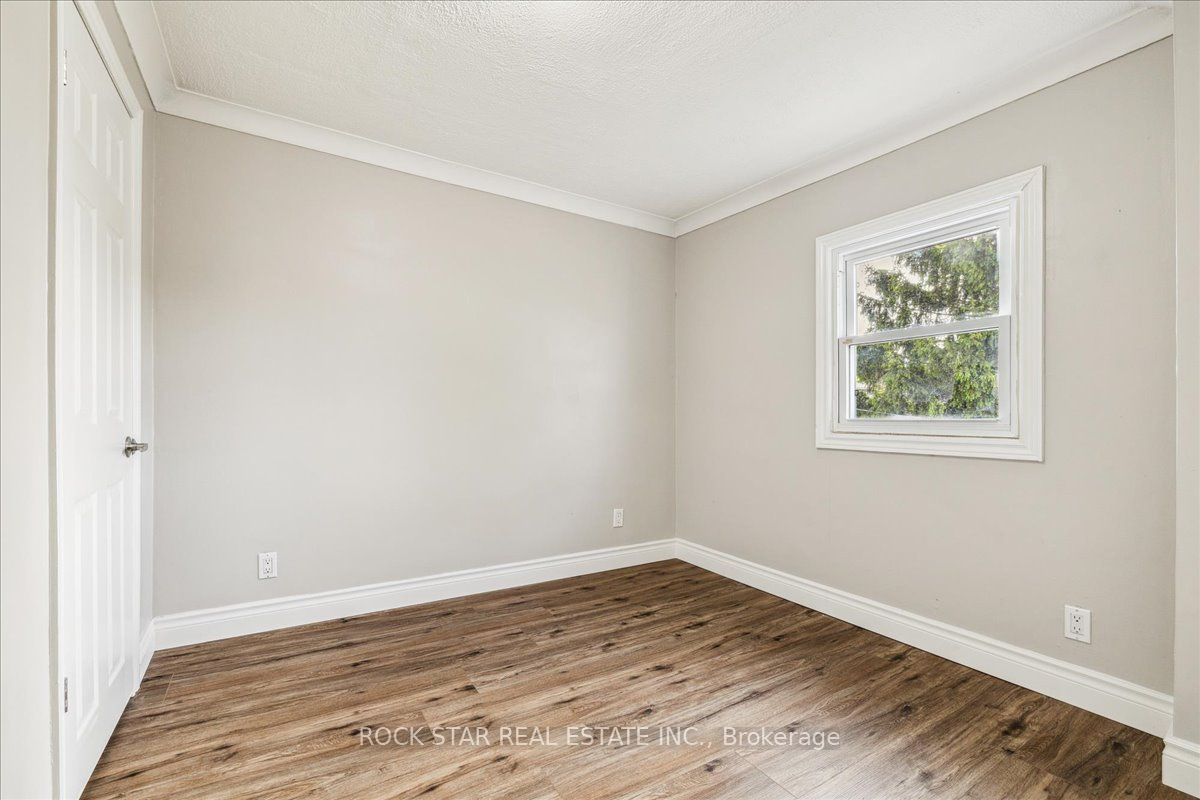 223 Weir Street N Property Photo 33