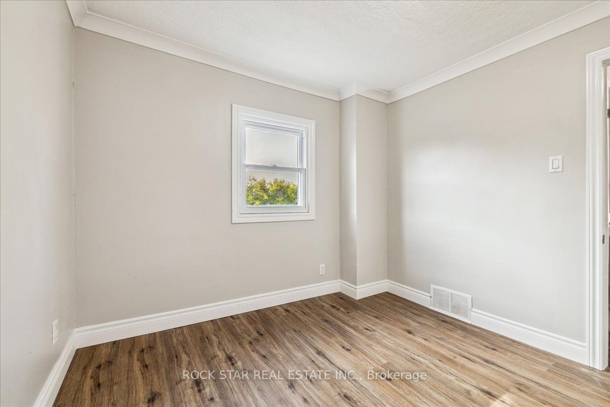 223 Weir Street N Property Photo 34