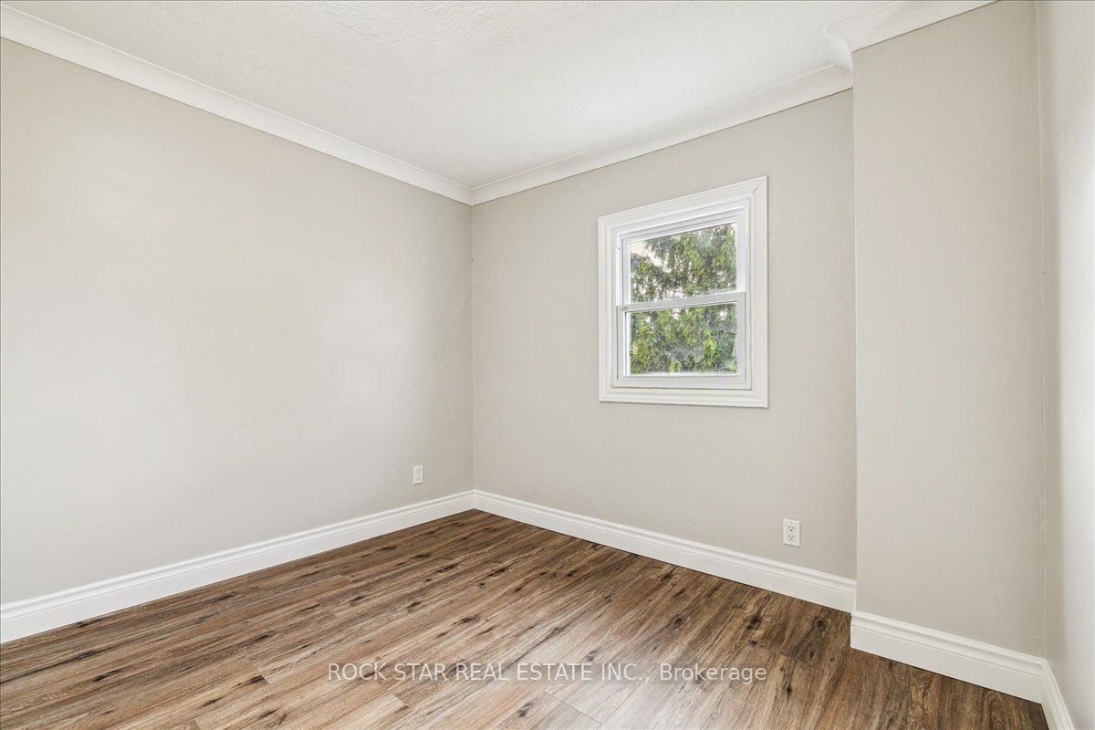 223 Weir Street N Property Photo 35