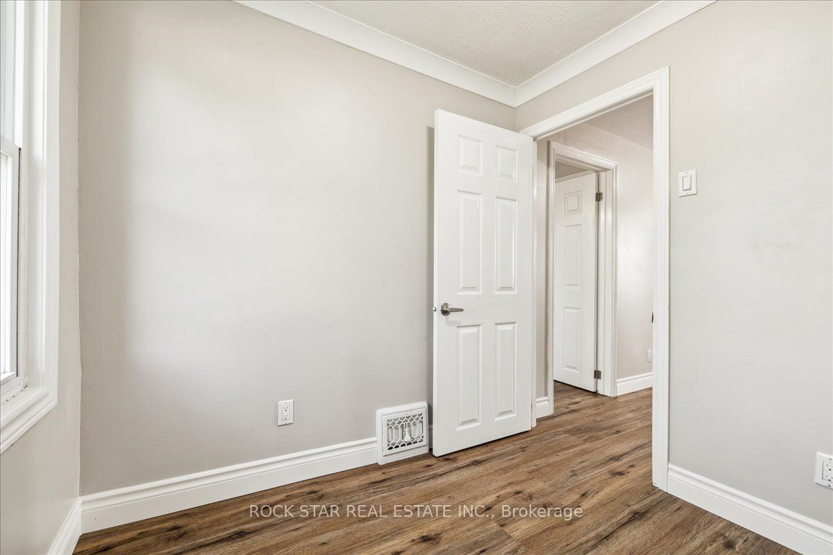 223 Weir Street N Property Photo 36