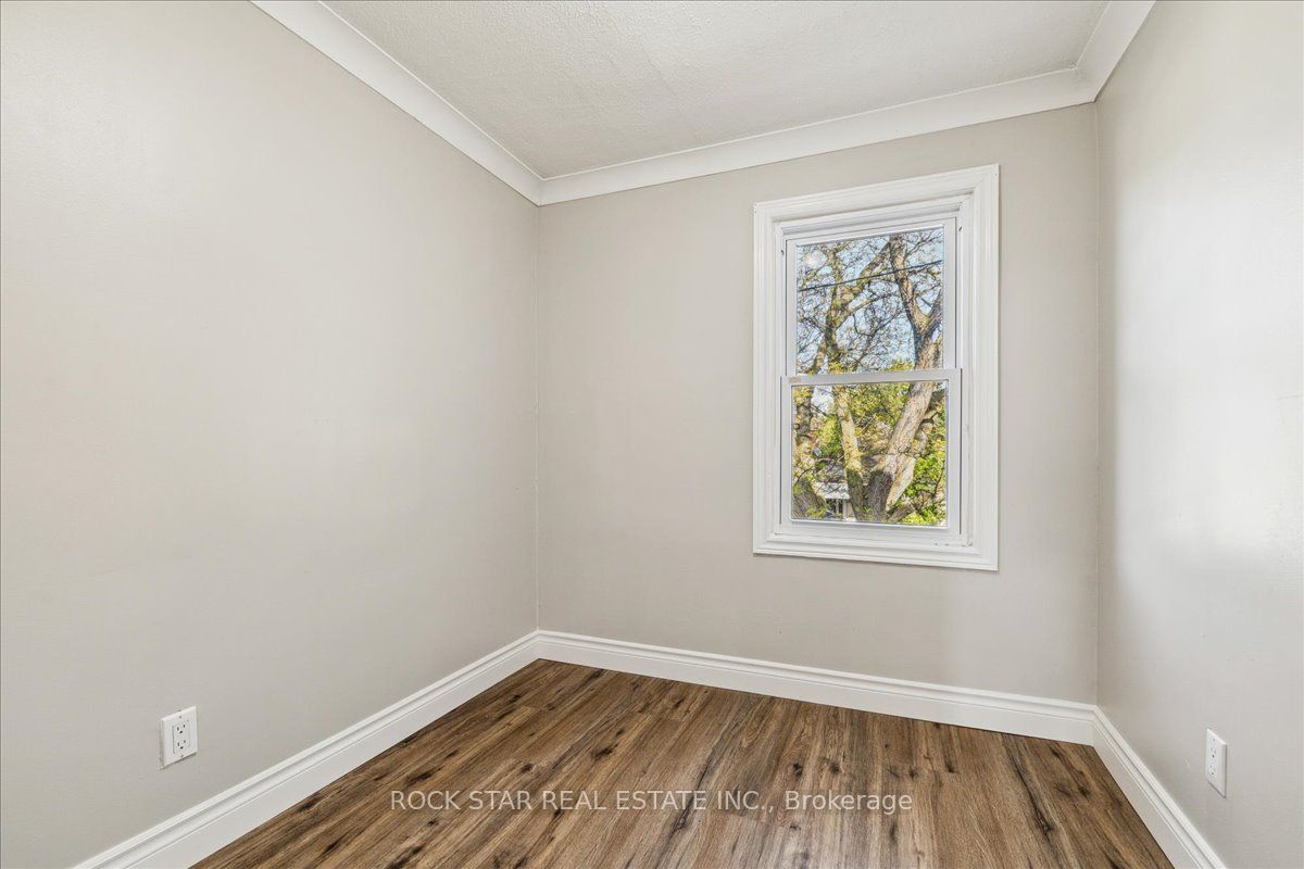 223 Weir Street N Property Photo 37