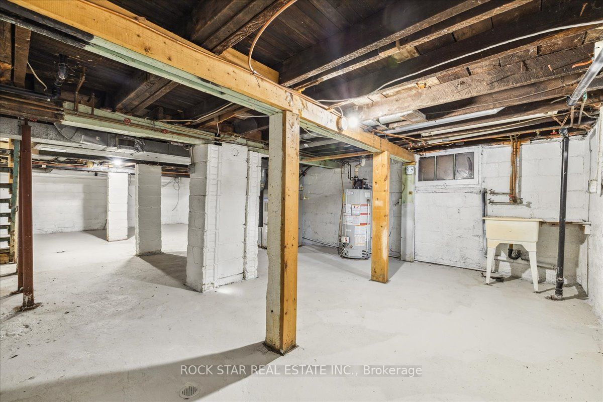 223 Weir Street N Property Photo 42