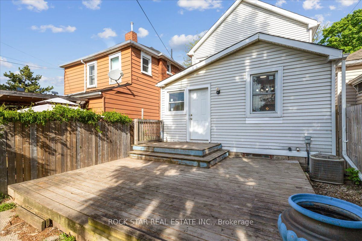 223 Weir Street N Property Photo 44