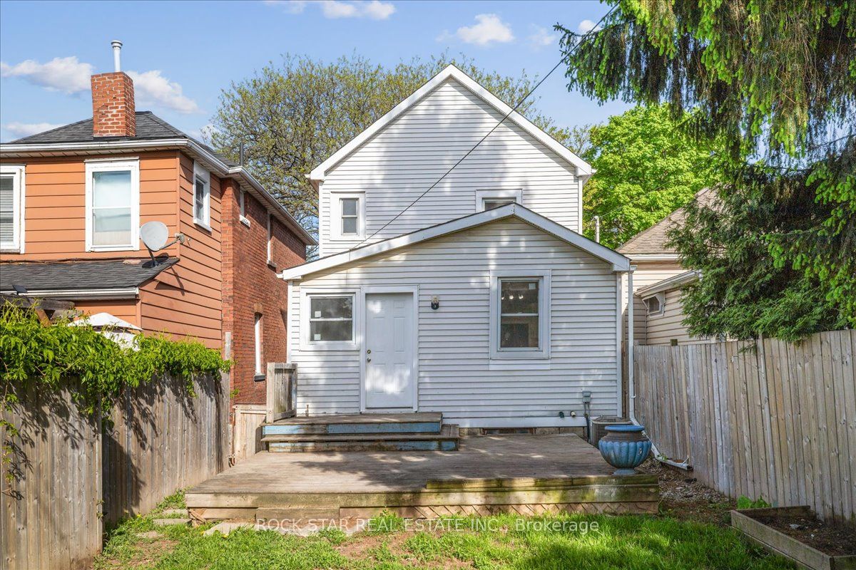 223 Weir Street N Property Photo 45