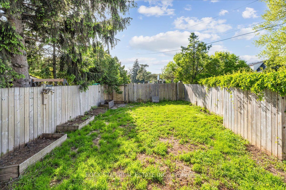 223 Weir Street N Property Photo 49