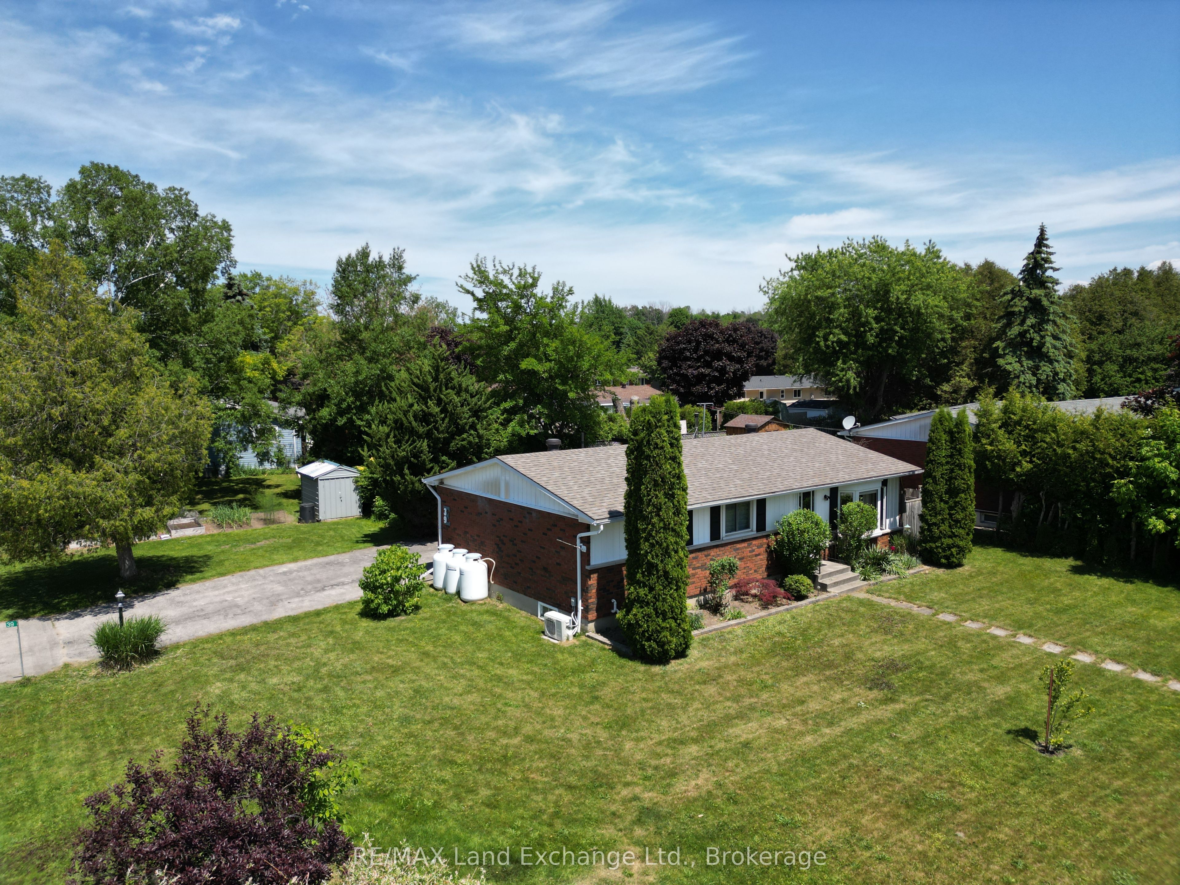 39 Inverlyn Crescent N Property Photo 1