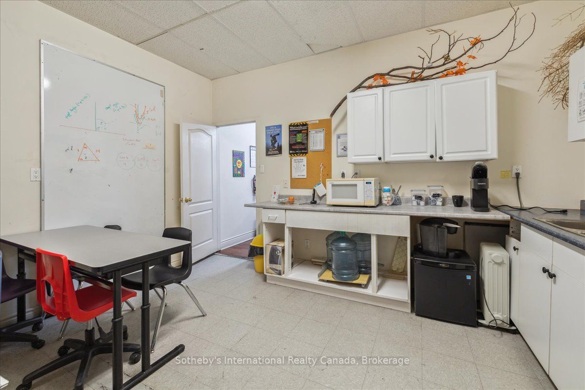 138 James St N Property Photo 26