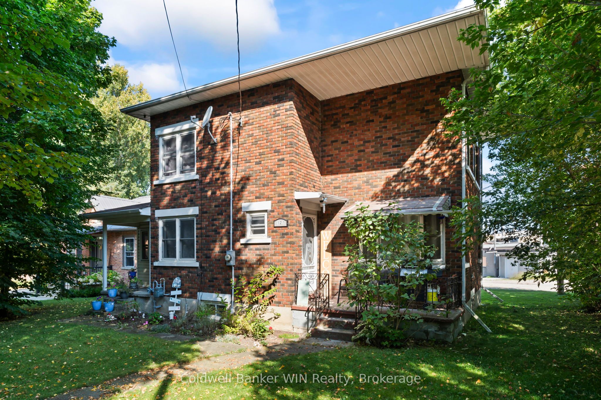 121 Queen Street W Property Photo 2