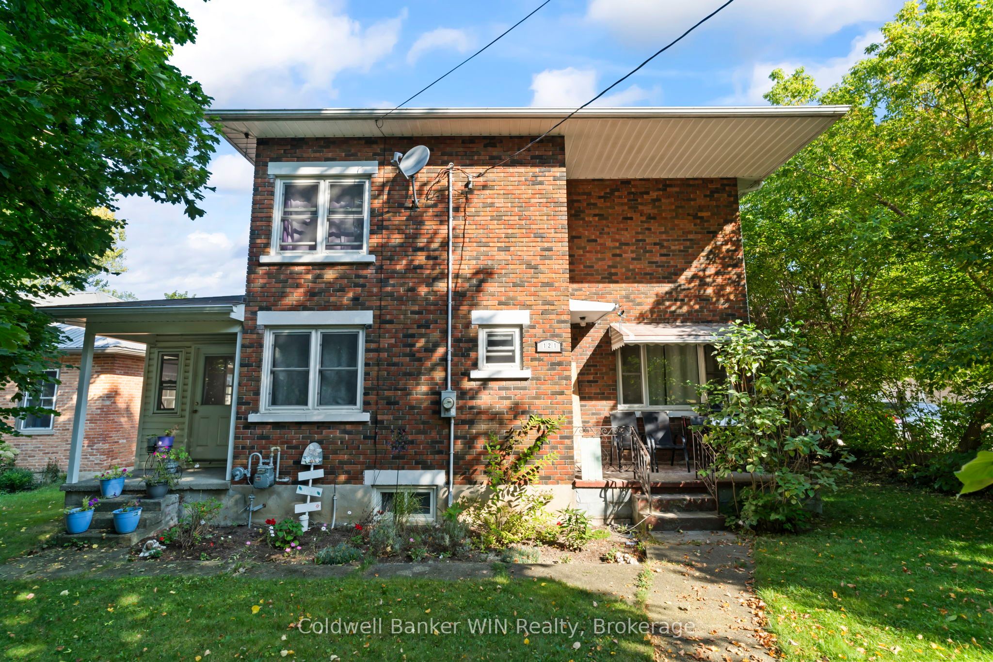 121 Queen Street W Property Photo 3